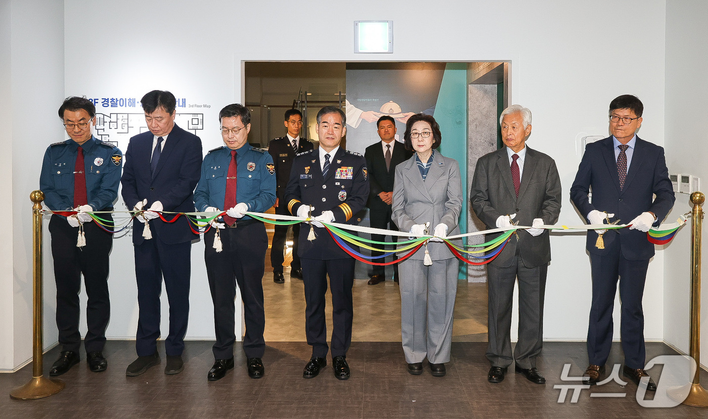 (서울=뉴스1) = 14일 서울 종로구 국립경찰박물관에서 열린 백범 김구 탄생 150주년 기념 특별전 '경찰, 김구' 개막식에서 김종철 경찰청장 직무대행(왼쪽 네 번째), 김미 백 …
