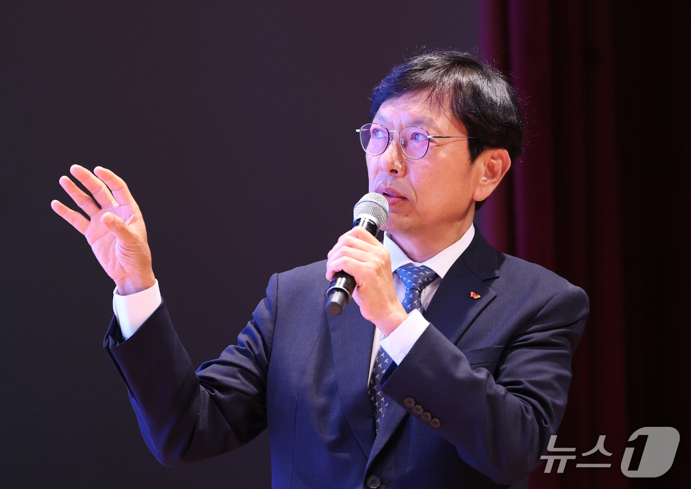 (서울=뉴스1) 박지혜 기자 = 안현 SK하이닉스 사장이 14일 서울 강남구 코엑스에서 열린 SEDEX 2026(제28회 반도체대전)에서  'AI 시대, 메모리 기술의 진화 방향' …