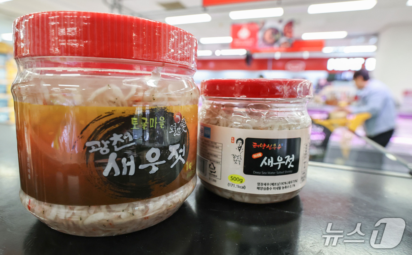 (서울=뉴스1) 이종수 기자 = 본격적인 김장철을 앞두고 배추와 무 가격이 지난해보다 낮은 수준을 보이고 있다. 13일 한국농수산식품유통공사(aT) 등에 따르면 올해 가을배추 생산 …