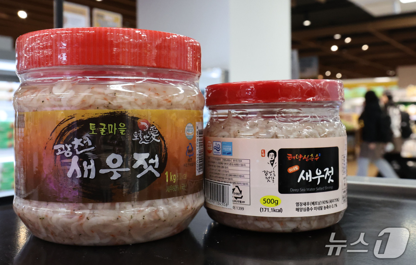 (서울=뉴스1) 이종수 기자 = 본격적인 김장철을 앞두고 배추와 무 가격이 지난해보다 낮은 수준을 보이고 있다. 13일 한국농수산식품유통공사(aT) 등에 따르면 올해 가을배추 생산 …