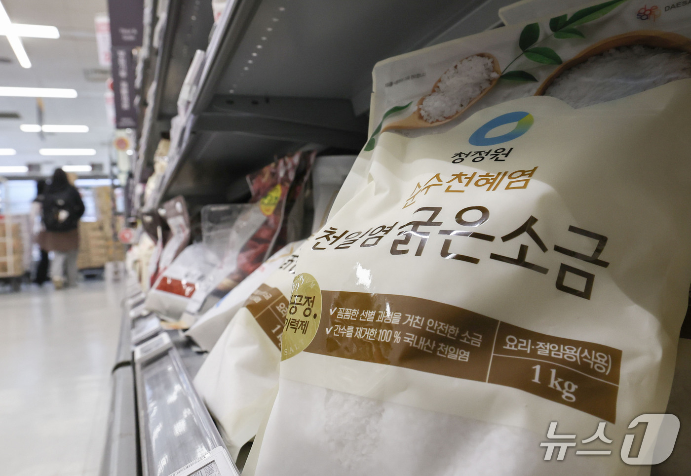 (서울=뉴스1) 이종수 기자 = 본격적인 김장철을 앞두고 배추와 무 가격이 지난해보다 낮은 수준을 보이고 있다. 13일 한국농수산식품유통공사(aT) 등에 따르면 올해 가을배추 생산 …