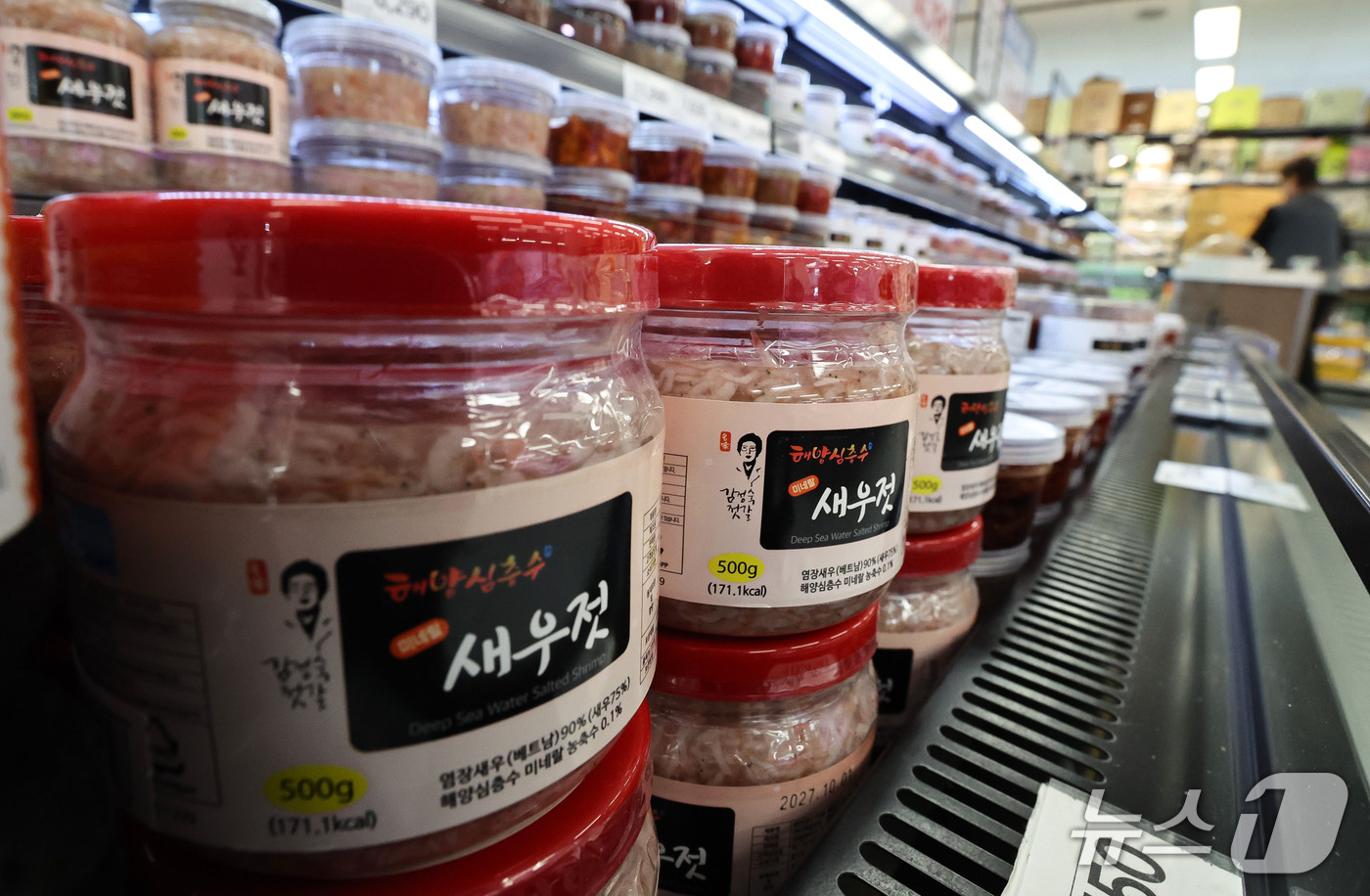 (서울=뉴스1) 이종수 기자 = 본격적인 김장철을 앞두고 배추와 무 가격이 지난해보다 낮은 수준을 보이고 있다. 13일 한국농수산식품유통공사(aT) 등에 따르면 올해 가을배추 생산 …