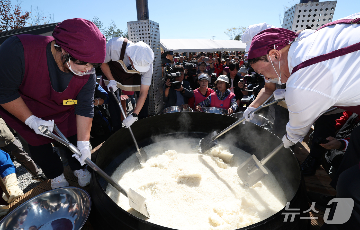 (이천=뉴스1) 김영운 기자 = ‘제25회 이천쌀문화축제’가 개막한 14일 경기 이천시 복하천 수변공원에서 행사 관계자들이 2000인분 가마솥 밥을 푸고 있다. 2026.10.14 …