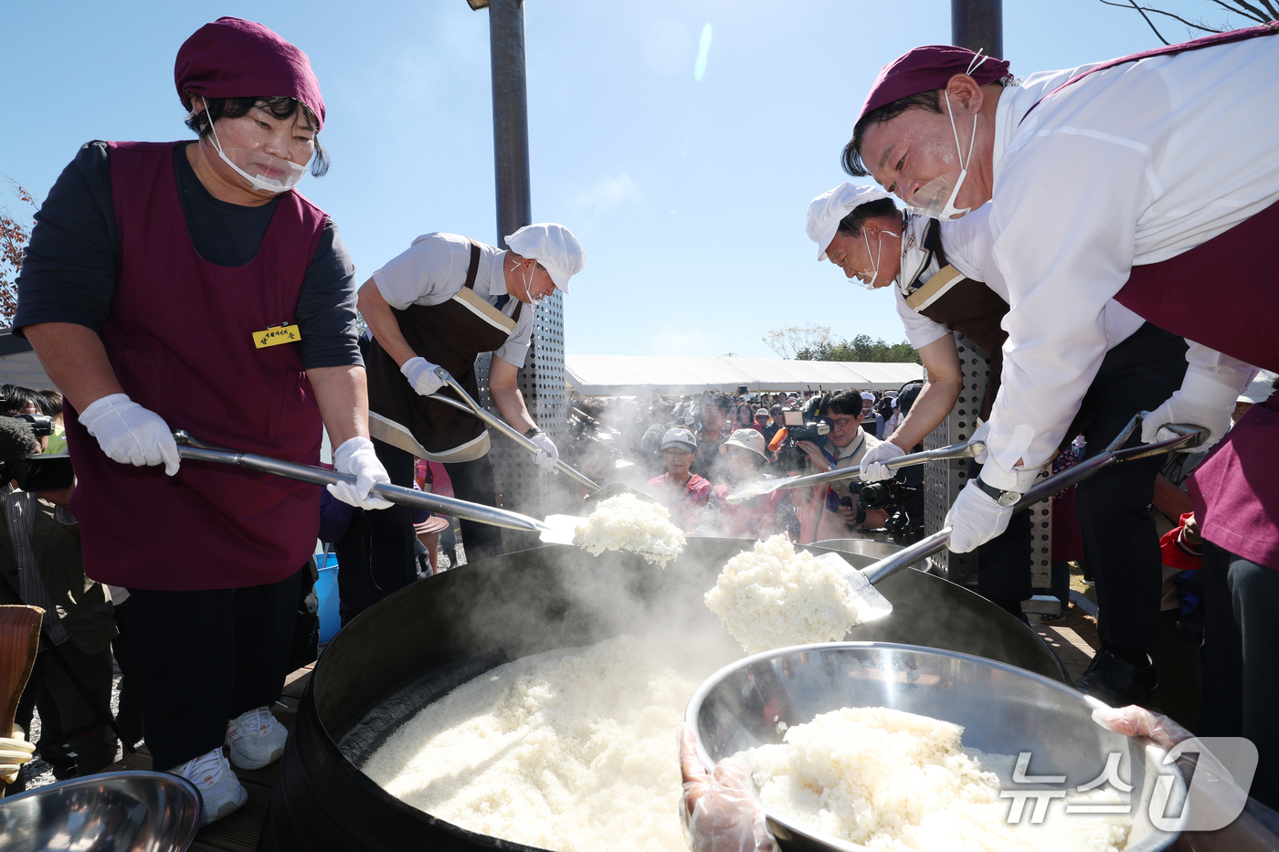 (이천=뉴스1) 김영운 기자 = ‘제25회 이천쌀문화축제’가 개막한 14일 경기 이천시 복하천 수변공원에서 행사 관계자들이 2000인분 가마솥 밥을 푸고 있다. 2026.10.14 …