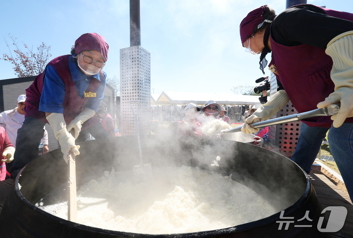 (이천=뉴스1) 김영운 기자 = ‘제25회 이천쌀문화축제’가 개막한 14일 경기 이천시 복하천 수변공원에서 행사 관계자들이 2000인분 가마솥 밥을 푸고 있다. 2026.10.14 …
