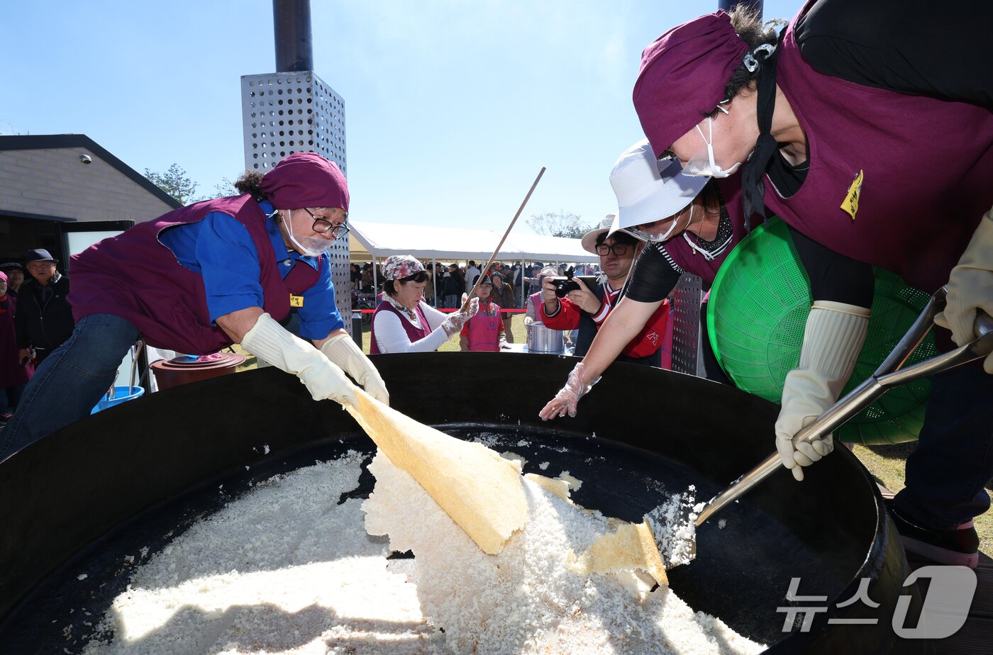 본문 이미지 - ‘제25회 이천쌀문화축제’가 개막한 14일 경기 이천시 복하천 수변공원에서 행사 관계자들이 2000인분 가마솥에서 누룽지를 긁고 있다. 2026.10.14 ⓒ 뉴스1 김영운 기자