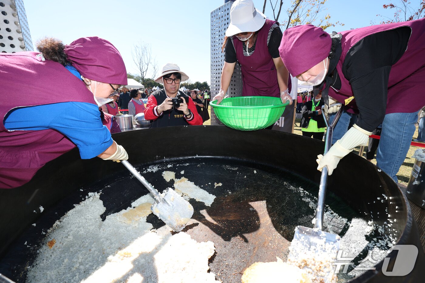 본문 이미지 - ‘제25회 이천쌀문화축제’가 개막한 14일 경기 이천시 복하천 수변공원에서 행사 관계자들이 2000인분 가마솥에서 누룽지를 긁고 있다. 2026.10.14 ⓒ 뉴스1 김영운 기자