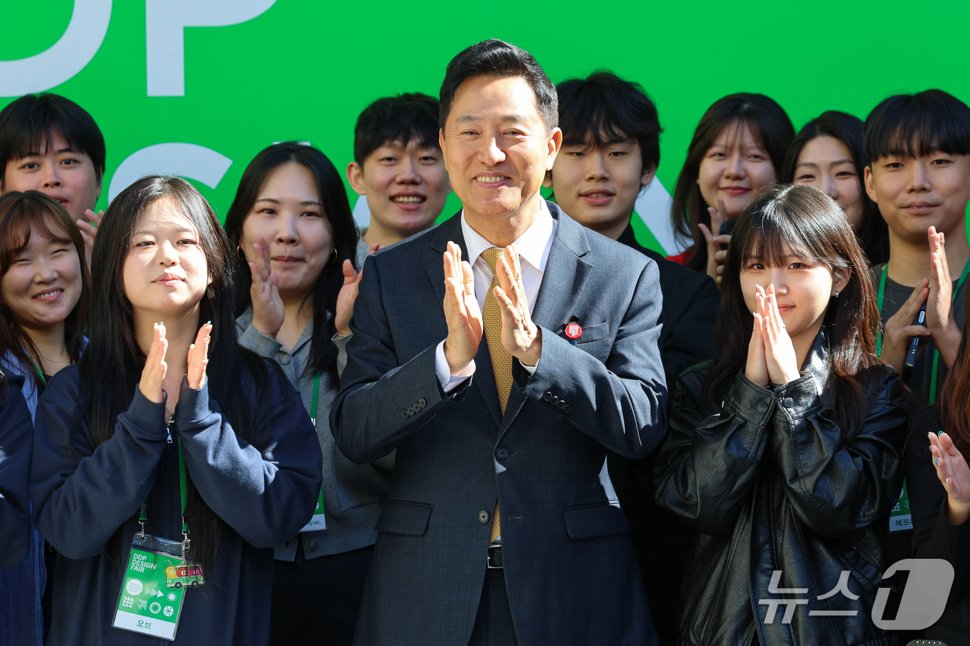 (서울=뉴스1) 안은나 기자 = 오세훈 서울시장이 14일 서울 동대문디자인플라자(DDP)에서 열린 2026 서울디자인위크 및 서울디자인어워드 개막식에 참석해 디자이너들과 기념 촬영 …