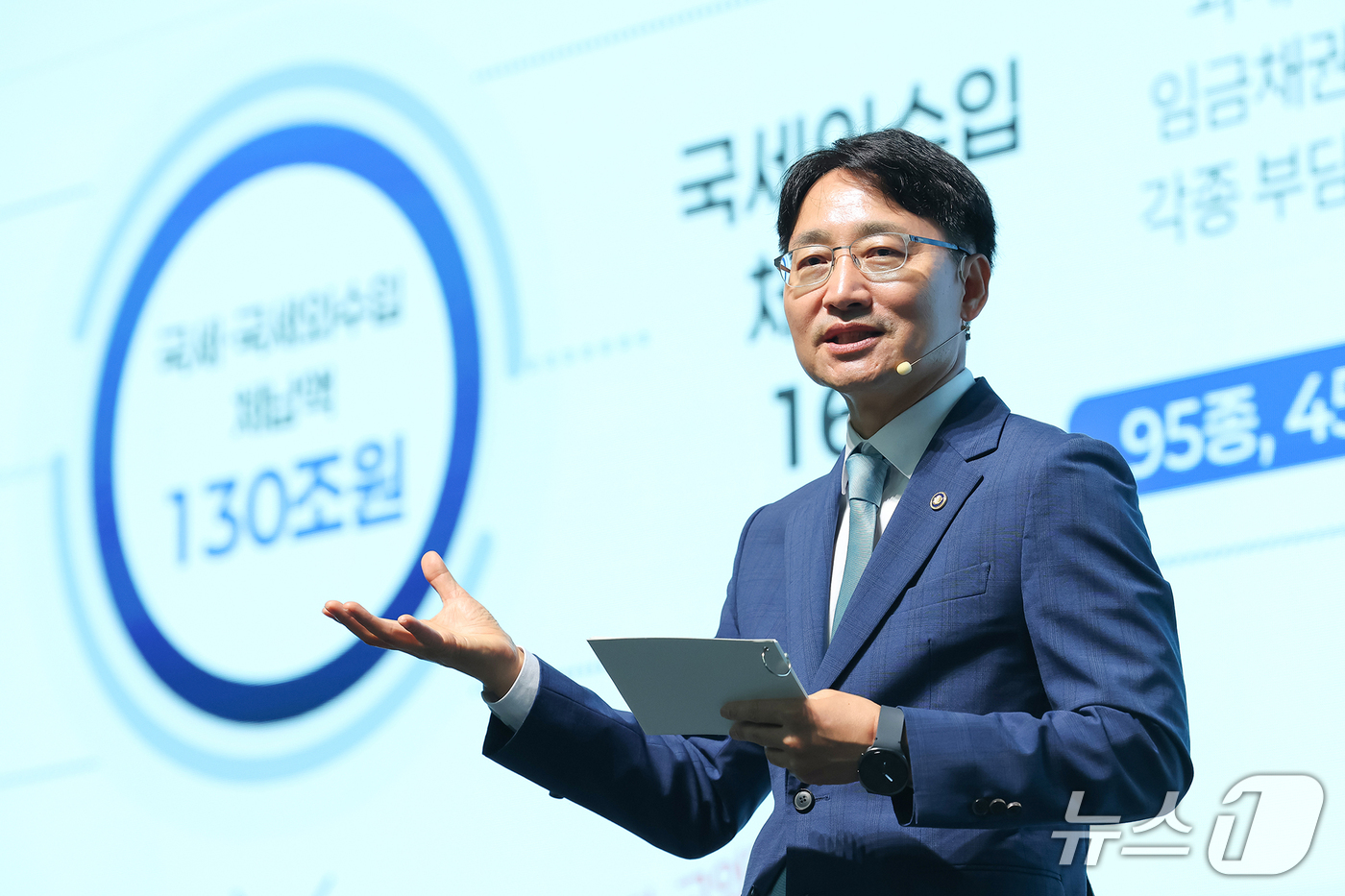 (서울=뉴스1) = 이재명 대통령은 14일 강훈식 대통령비서실장 후임으로 임광현 국세청장을 임명했다. 강 비서실장이 지난달 21일 전격 사의를 표명한 지 23일 만이다.사진은 임광 …