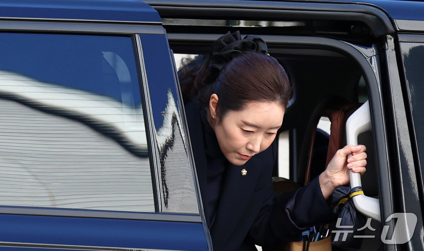 (서울=뉴스1) 박세연 기자 = 공천 헌금 1억원을 수수한 혐의로 기소된 강선우 무소속 의원이 14일 서울 서초구 서울중앙지방법원에서 열린 1심 선고 공판에 출석하고 있다. (공동 …