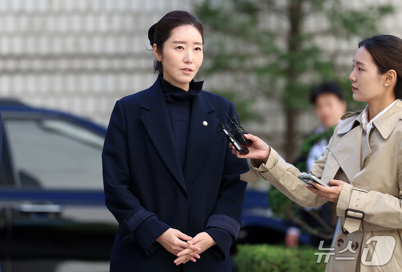 (서울=뉴스1) 박세연 기자 = 공천 헌금 1억원을 수수한 혐의로 기소된 강선우 무소속 의원이 14일 서울 서초구 서울중앙지방법원에서 열린 1심 선고 공판에 출석하며 취재진 질문에 …