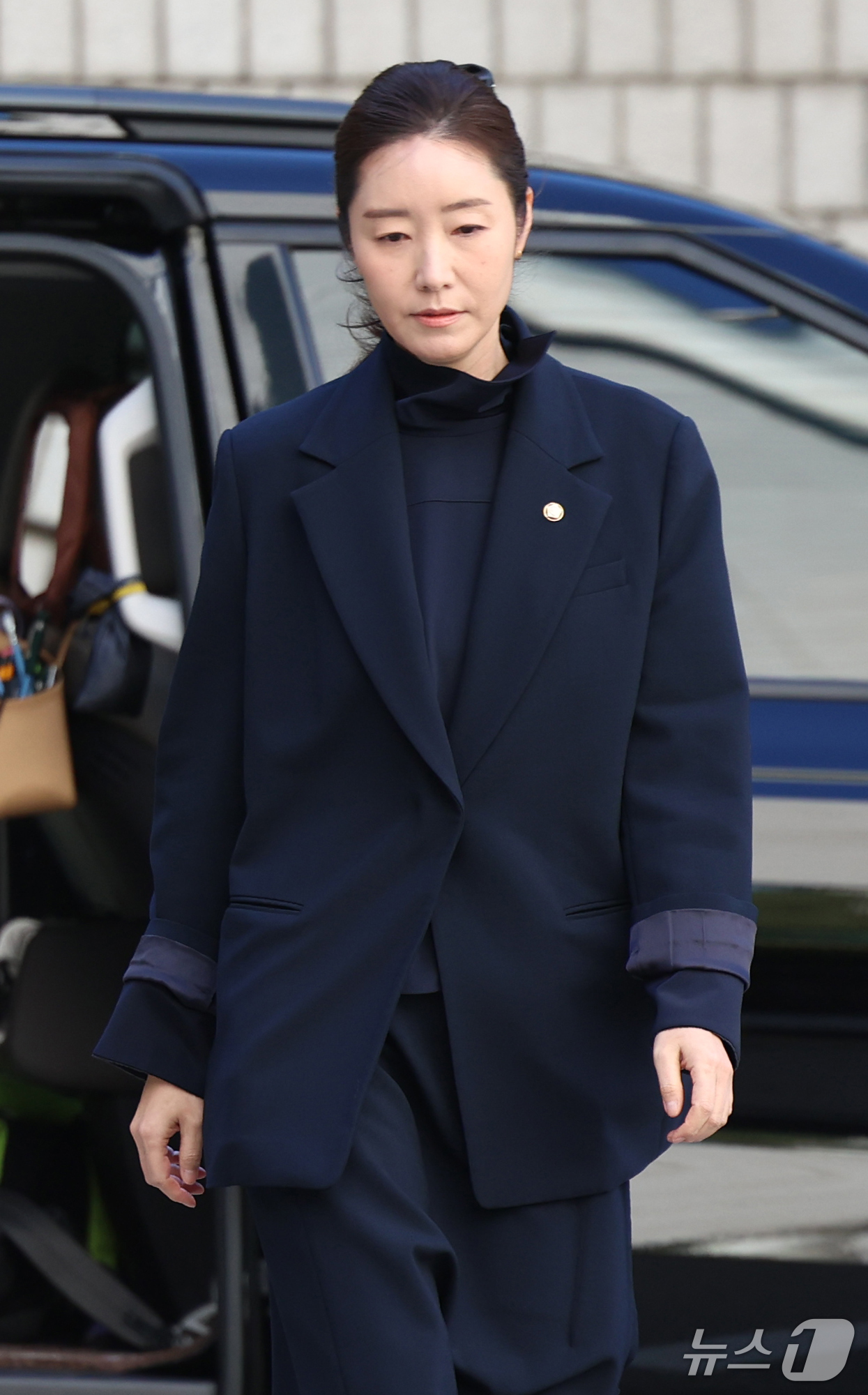 (서울=뉴스1) 박세연 기자 = 공천 헌금 1억원을 수수한 혐의로 기소된 강선우 무소속 의원이 14일 서울 서초구 서울중앙지방법원에서 열린 1심 선고 공판에 출석하고 있다. (공동 …
