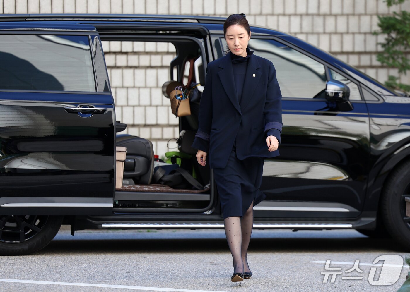 본문 이미지 - 공천 헌금 1억원을 수수한 혐의로 기소된 강선우 무소속 의원이 14일 서울 서초구 서울중앙지방법원에서 열린 1심 선고 공판에 출석하고 있다. (공동취재) 2026.10.14 ⓒ 뉴스1 박세연 기자