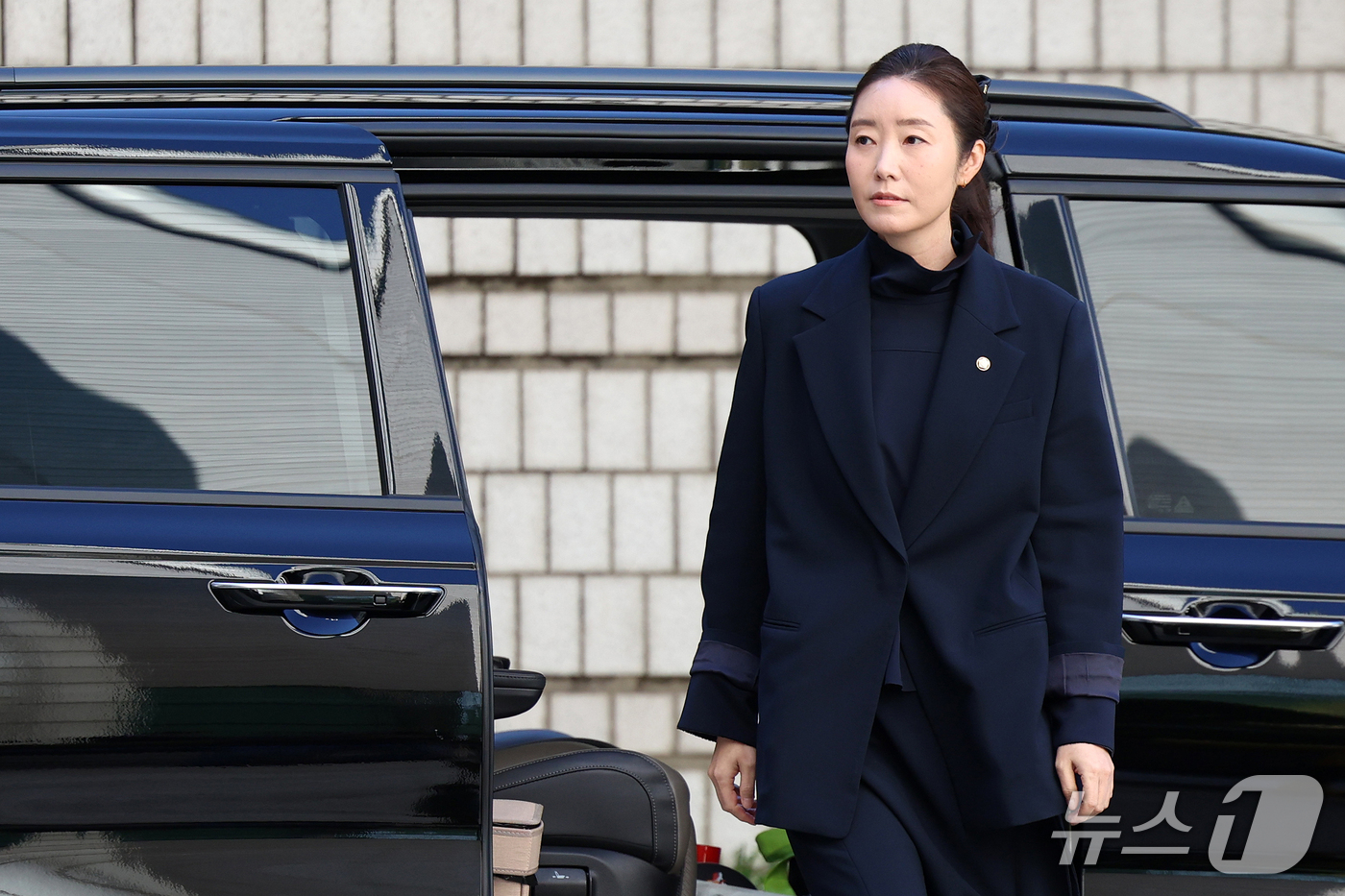 (서울=뉴스1) 박세연 기자 = 공천 헌금 1억원을 수수한 혐의로 기소된 강선우 무소속 의원이 14일 서울 서초구 서울중앙지방법원에서 열린 1심 선고 공판에 출석하고 있다. (공동 …