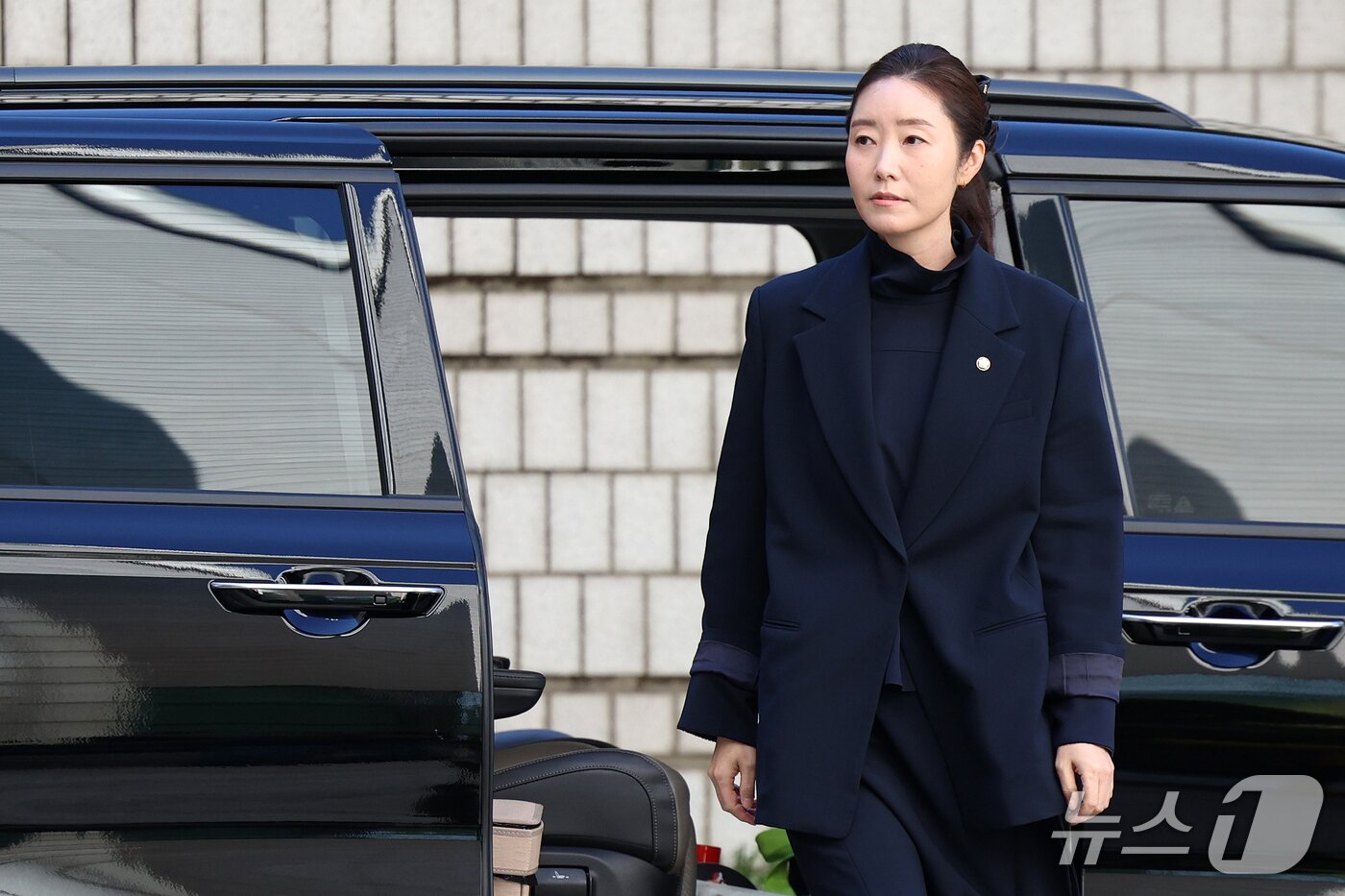 본문 이미지 - 공천 헌금 1억원을 수수한 혐의로 기소된 강선우 무소속 의원이 14일 서울 서초구 서울중앙지방법원에서 열린 1심 선고 공판에 출석하고 있다. (공동취재) 2026.10.14 ⓒ 뉴스1 박세연 기자