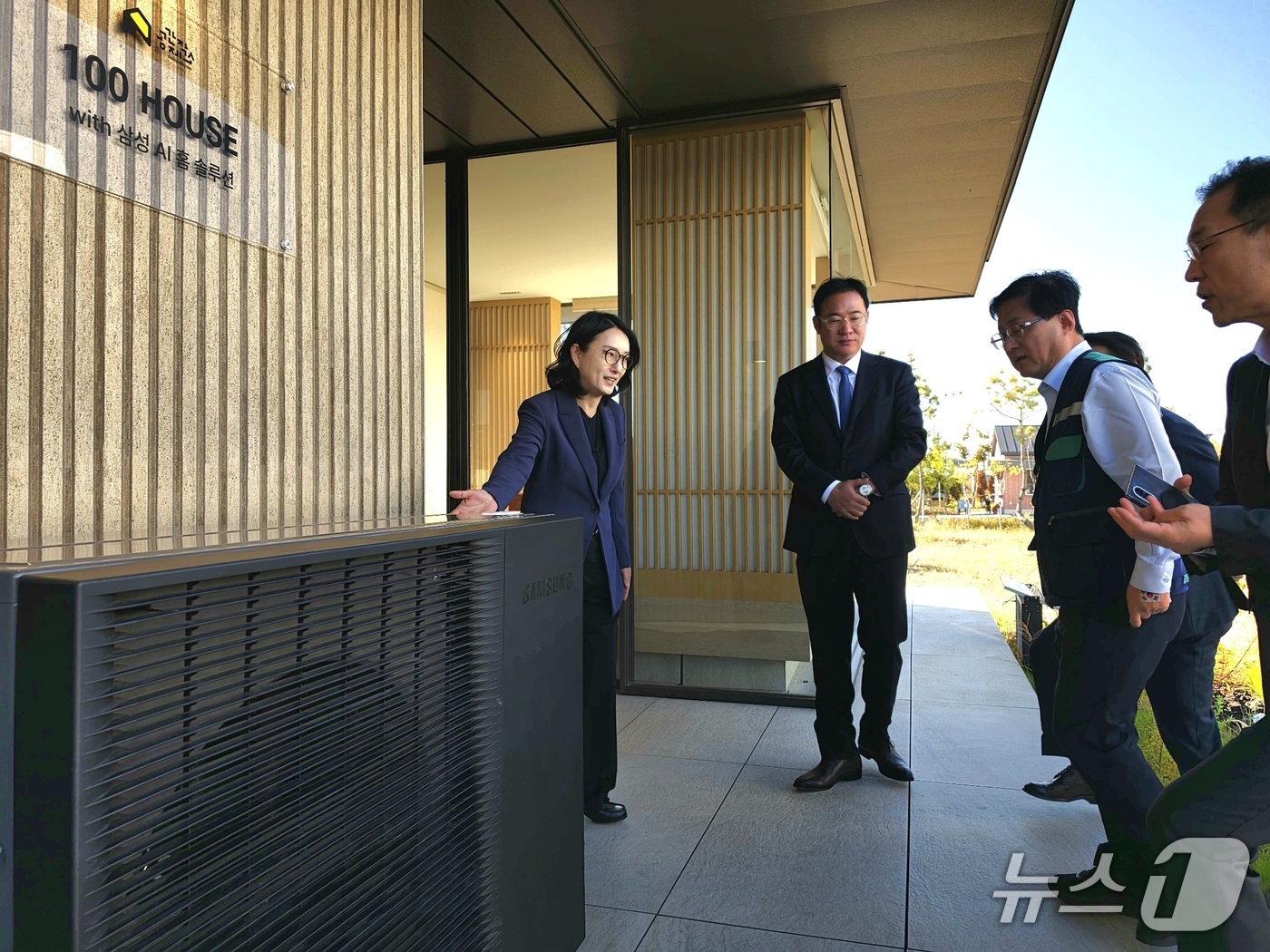 (서울=뉴스1) = 삼성전자 담당자가 14일 경기도 화성시 '삼성 AI 모듈러 홈' 견본 주택에서 김성환 기후에너지환경부 장관에게 히트펌프 기반 냉난방 솔루션과 AI 기반 에너지 …