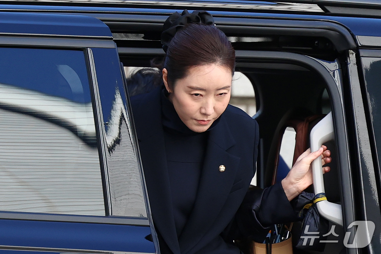 (서울=뉴스1) 박세연 기자 = 공천 헌금 1억원을 수수한 혐의로 기소된 강선우 무소속 의원이 14일 서울 서초구 서울중앙지방법원에서 열린 1심 선고 공판에 출석하고 있다. (공동 …
