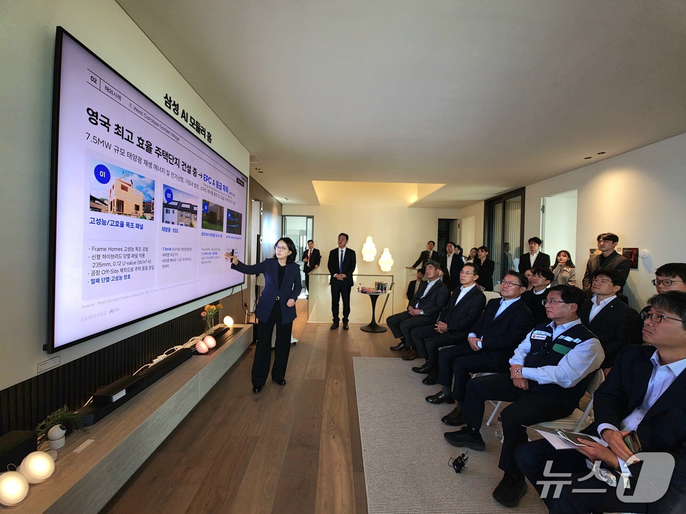 (서울=뉴스1) = 김성환 기후에너지환경부 장관이 14일 경기 화성시 '삼성 AI 모듈러 홈' 견본 주택을 방문, 설명을 듣고 있다. (삼성전자 제공. 재판매 및 DB 금지) 20 …