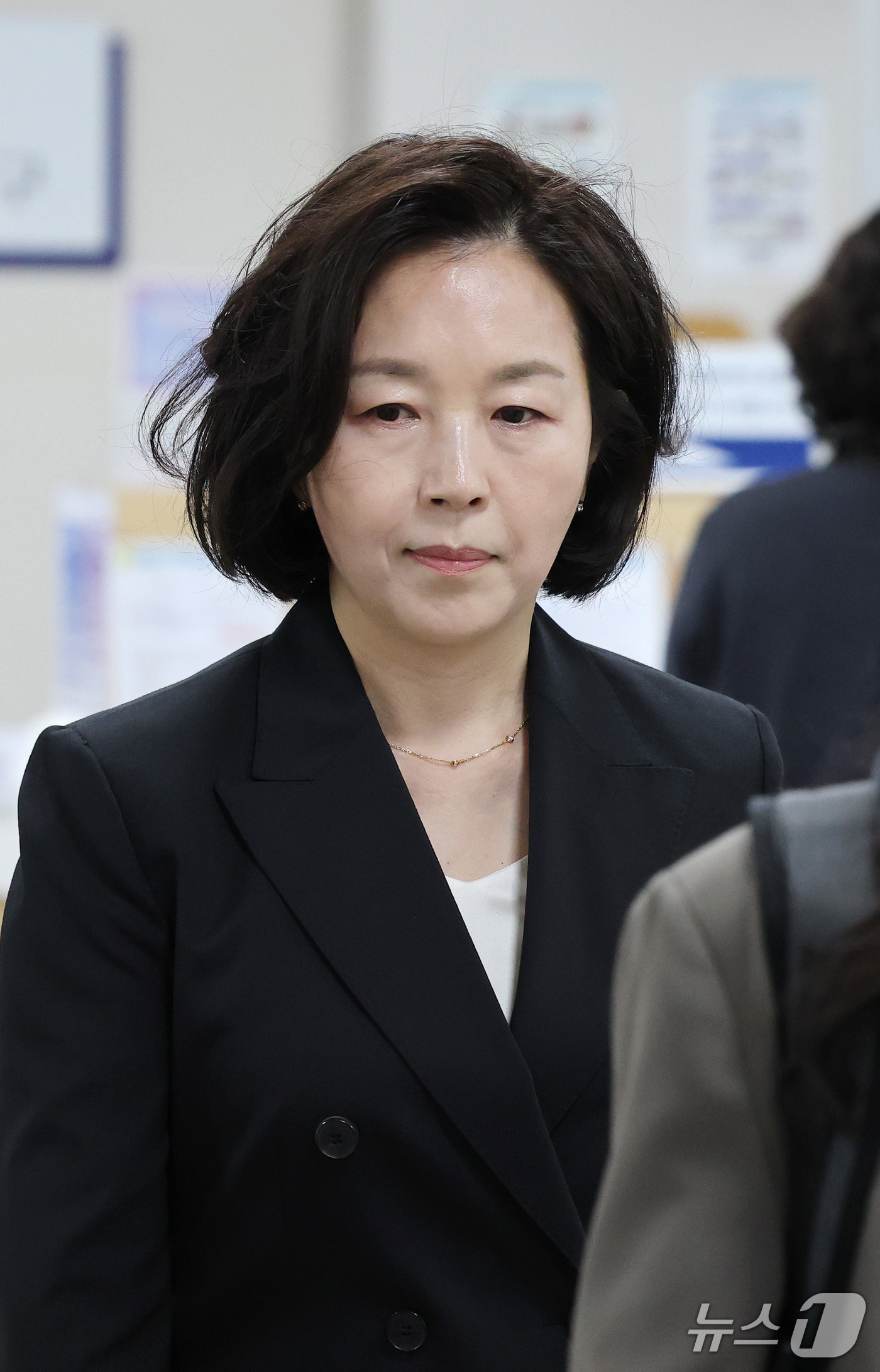 (서울=뉴스1) 박세연 기자 = 1억원의 공천 헌금 의혹을 받는 김경 전 서울시의원이 14일 서울 서초구 서울중앙지방법원에서 열린 1심 선고 공판에 출석하고 있다. (공동취재) 2 …