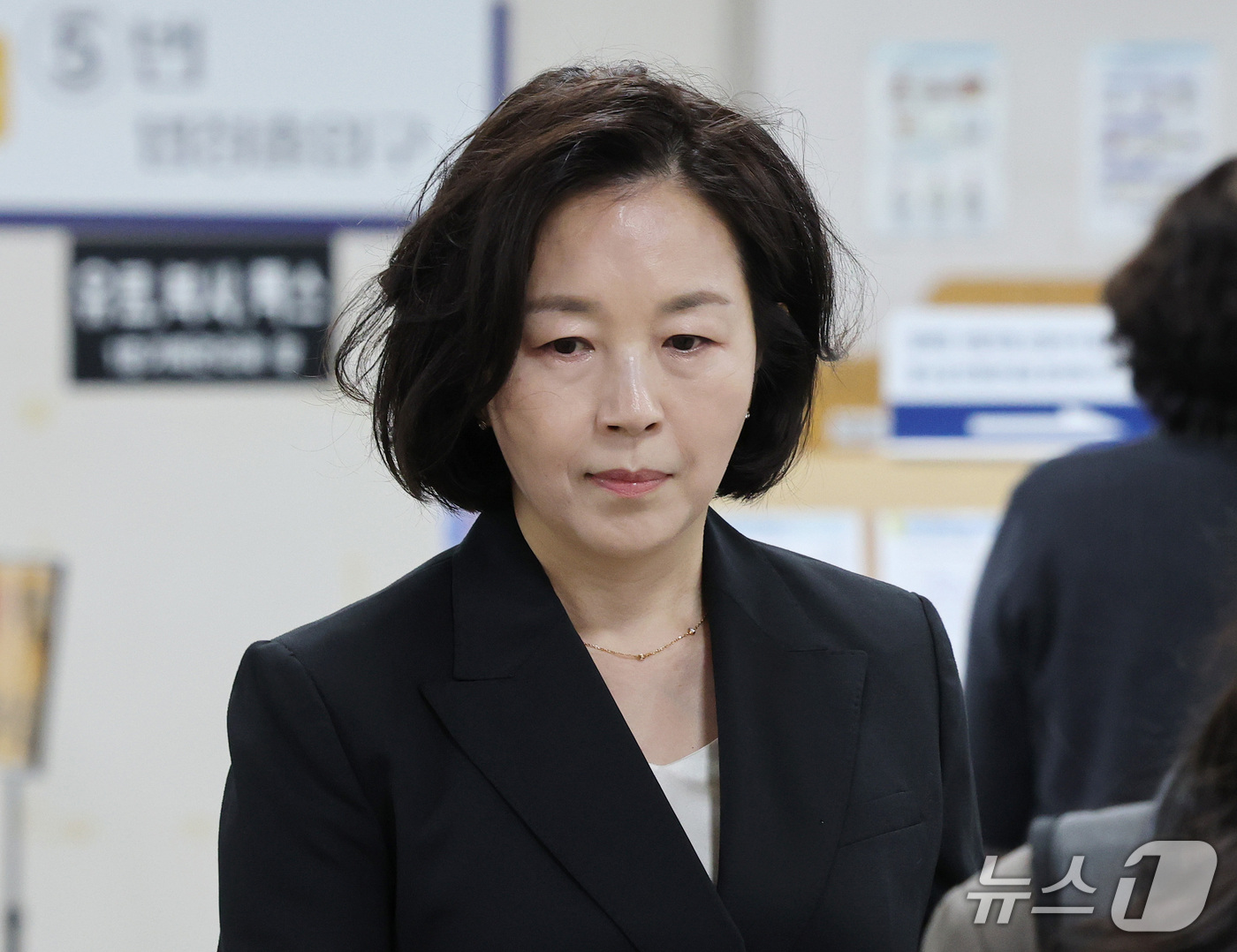 (서울=뉴스1) 박세연 기자 = 1억원의 공천 헌금 의혹을 받는 김경 전 서울시의원이 14일 서울 서초구 서울중앙지방법원에서 열린 1심 선고 공판에 출석하고 있다. (공동취재) 2 …