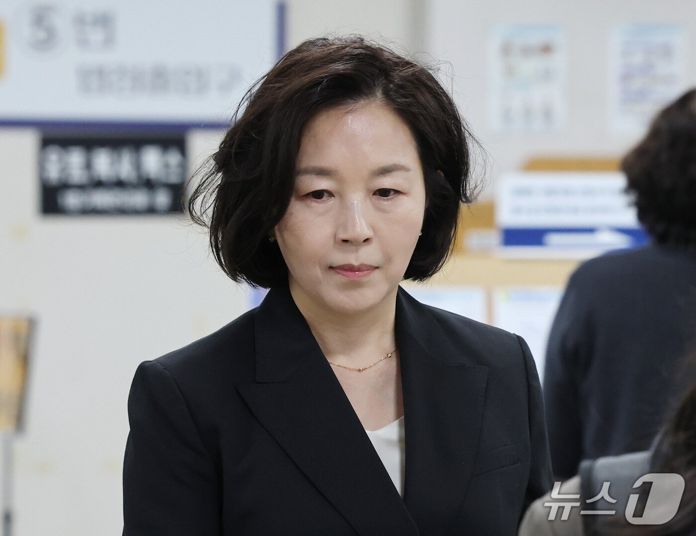 본문 이미지 - 1억원의 공천 헌금 의혹을 받는 김경 전 서울시의원이 14일 서울 서초구 서울중앙지방법원에서 열린 1심 선고 공판에 출석하고 있다. (공동취재) 2026.10.14 ⓒ 뉴스1 박세연 기자