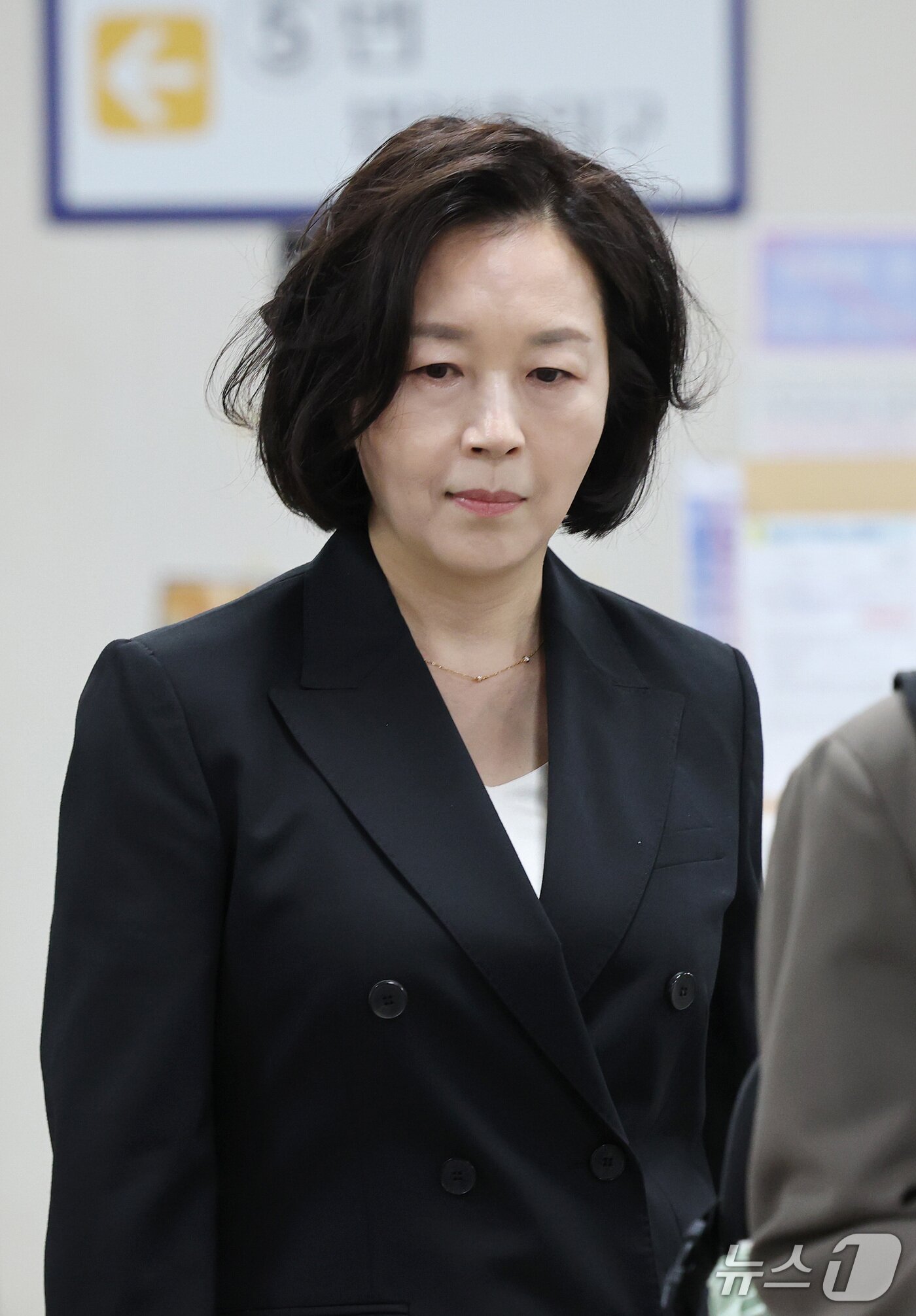 본문 이미지 - 1억원의 공천 헌금 의혹을 받는 김경 전 서울시의원이 14일 서울 서초구 서울중앙지방법원에서 열린 1심 선고 공판에 출석하고 있다. (공동취재) 2026.10.14 ⓒ 뉴스1 박세연 기자