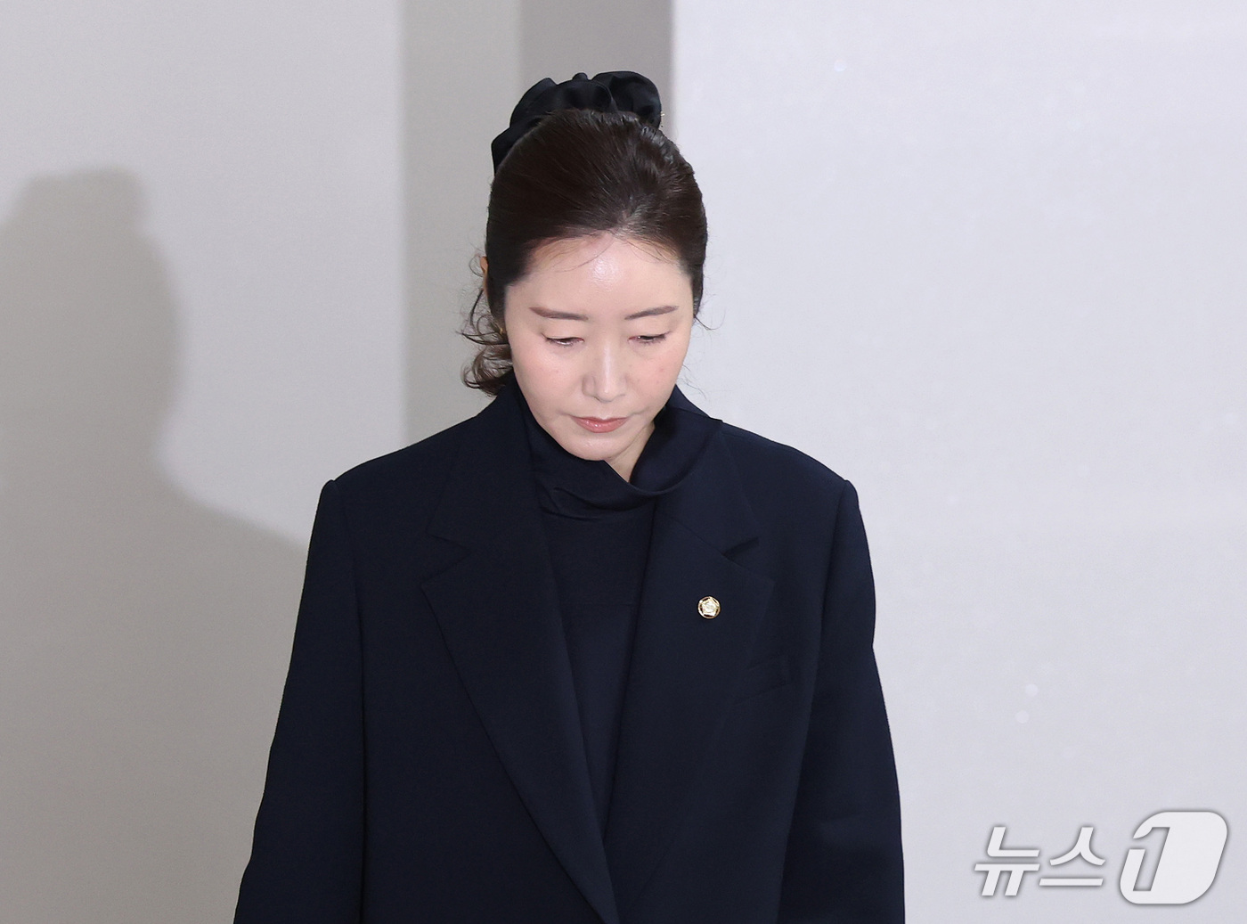 (서울=뉴스1) 박세연 기자 = 공천 헌금 1억원을 수수한 혐의로 기소된 강선우 무소속 의원이 14일 서울 서초구 서울중앙지방법원에서 열린 1심 선고 공판에 출석하고 있다. (공동 …