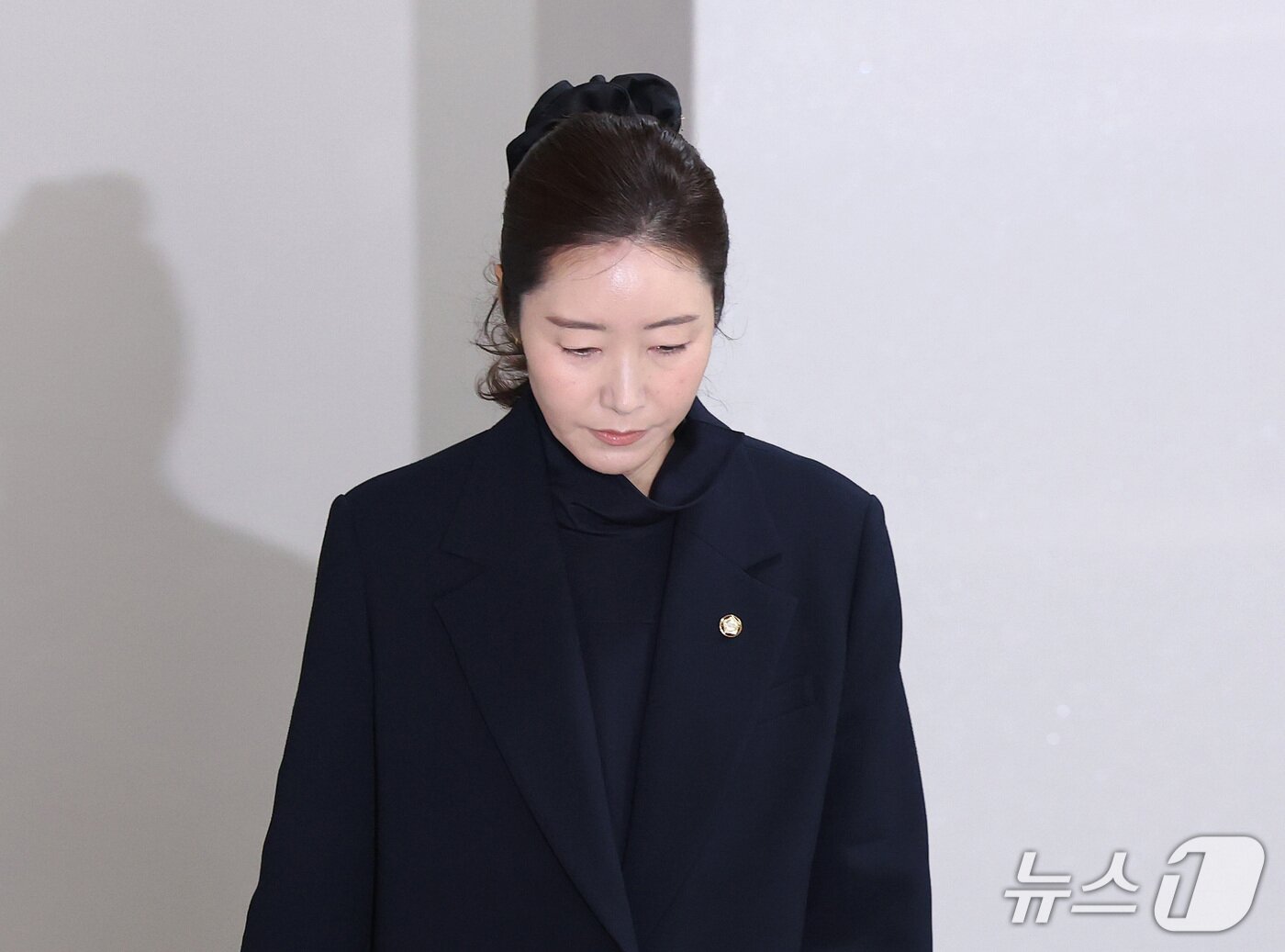 본문 이미지 - 공천 헌금 1억원을 수수한 혐의로 기소된 강선우 무소속 의원이 14일 서울 서초구 서울중앙지방법원에서 열린 1심 선고 공판에 출석하고 있다. (공동취재) 2026.10.14 ⓒ 뉴스1 박세연 기자
