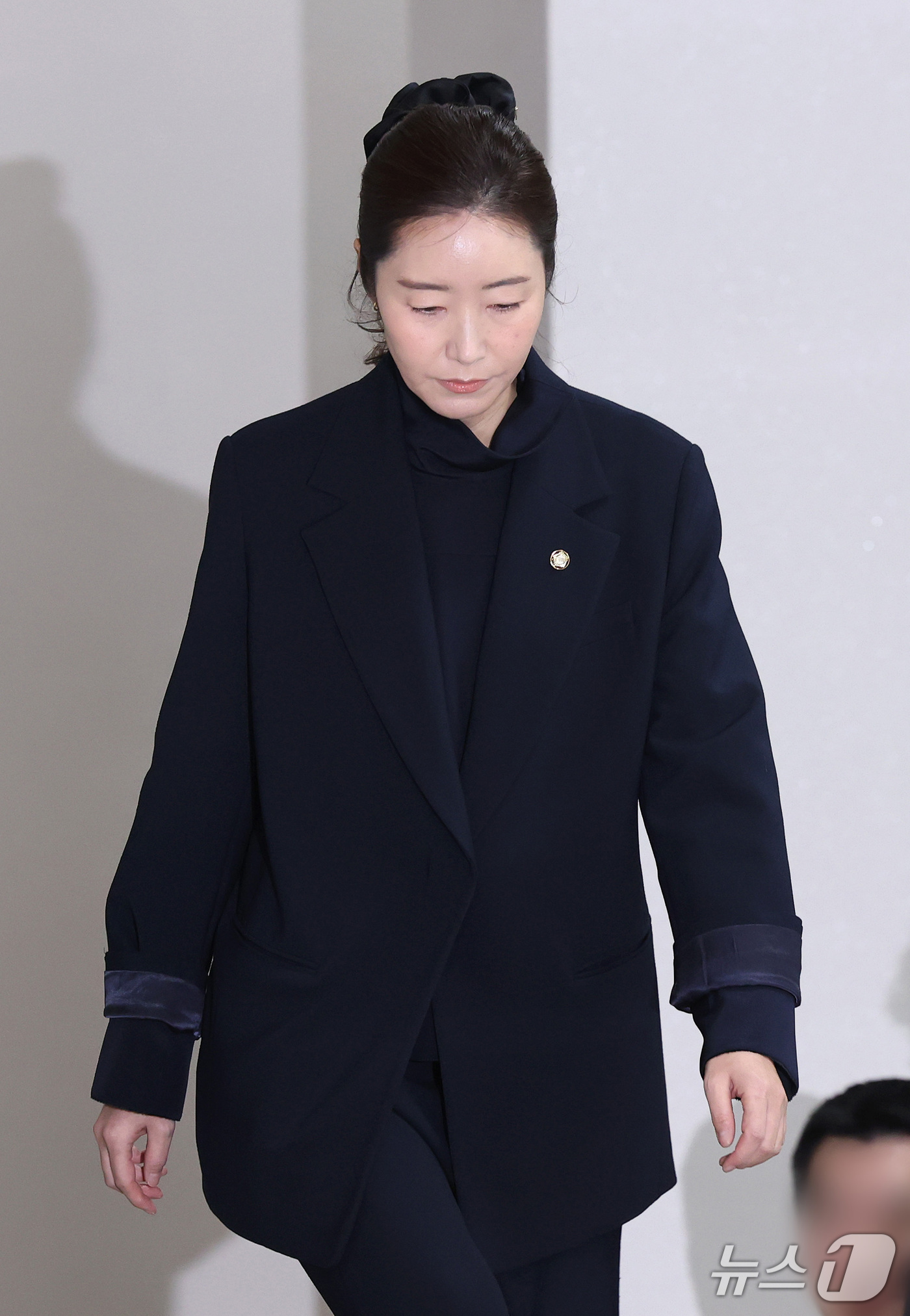 (서울=뉴스1) 박세연 기자 = 공천 헌금 1억원을 수수한 혐의로 기소된 강선우 무소속 의원이 14일 서울 서초구 서울중앙지방법원에서 열린 1심 선고 공판에 출석하고 있다. (공동 …