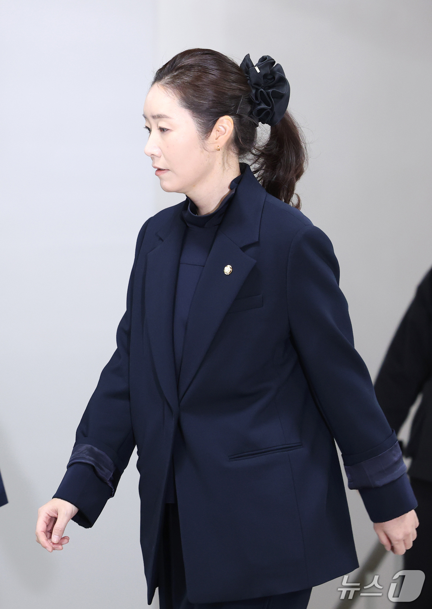 (서울=뉴스1) 박세연 기자 = 공천 헌금 1억원을 수수한 혐의로 기소된 강선우 무소속 의원이 14일 서울 서초구 서울중앙지방법원에서 열린 1심 선고 공판에 출석하고 있다. (공동 …