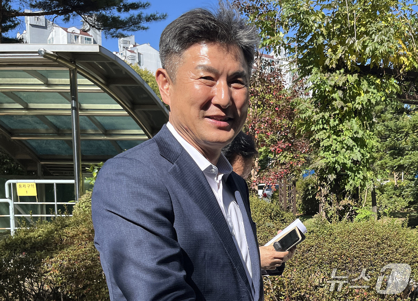 (서울=뉴스1) 김기민 인턴기자 = 공직선거법상 호별 방문 제한 위반 혐의를 받는 김동욱 서울 도봉구청장이 14일 오후 서울 도봉구 서울북부지방법원에서 열린 첫 공판에 출석하고 있 …