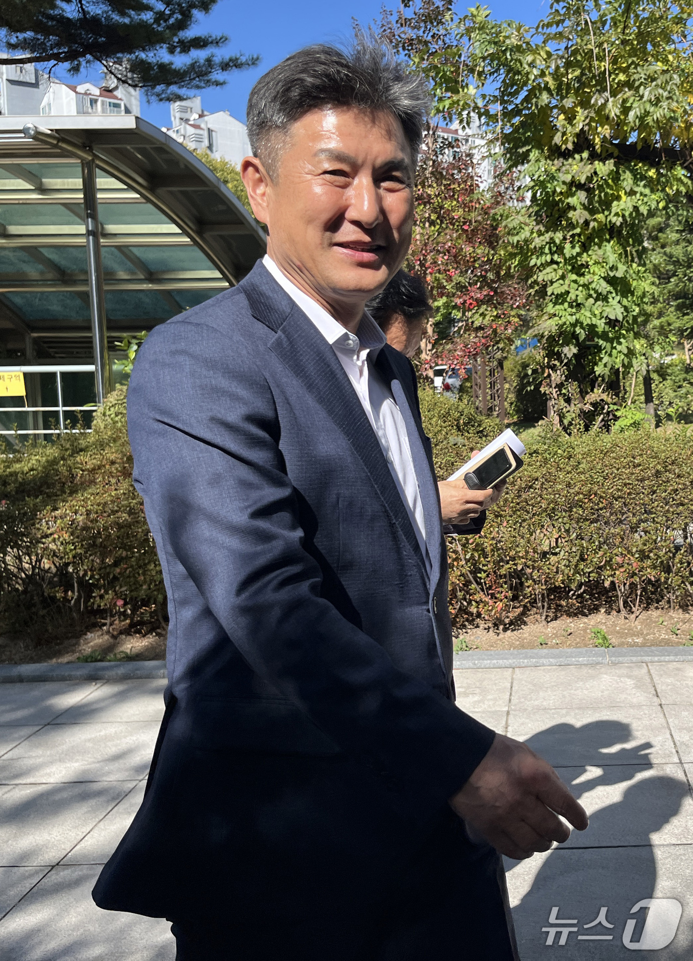 (서울=뉴스1) 김기민 인턴기자 = 공직선거법상 호별 방문 제한 위반 혐의를 받는 김동욱 서울 도봉구청장이 14일 오후 서울 도봉구 서울북부지방법원에서 열린 첫 공판에 출석하고 있 …