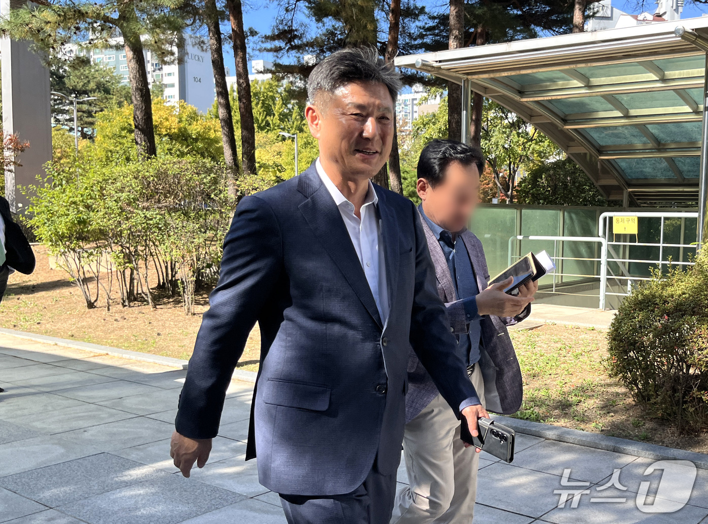 (서울=뉴스1) 김기민 인턴기자 = 공직선거법상 호별 방문 제한 위반 혐의를 받는 김동욱 서울 도봉구청장이 14일 오후 서울 도봉구 서울북부지방법원에서 열린 첫 공판에 출석하고 있 …