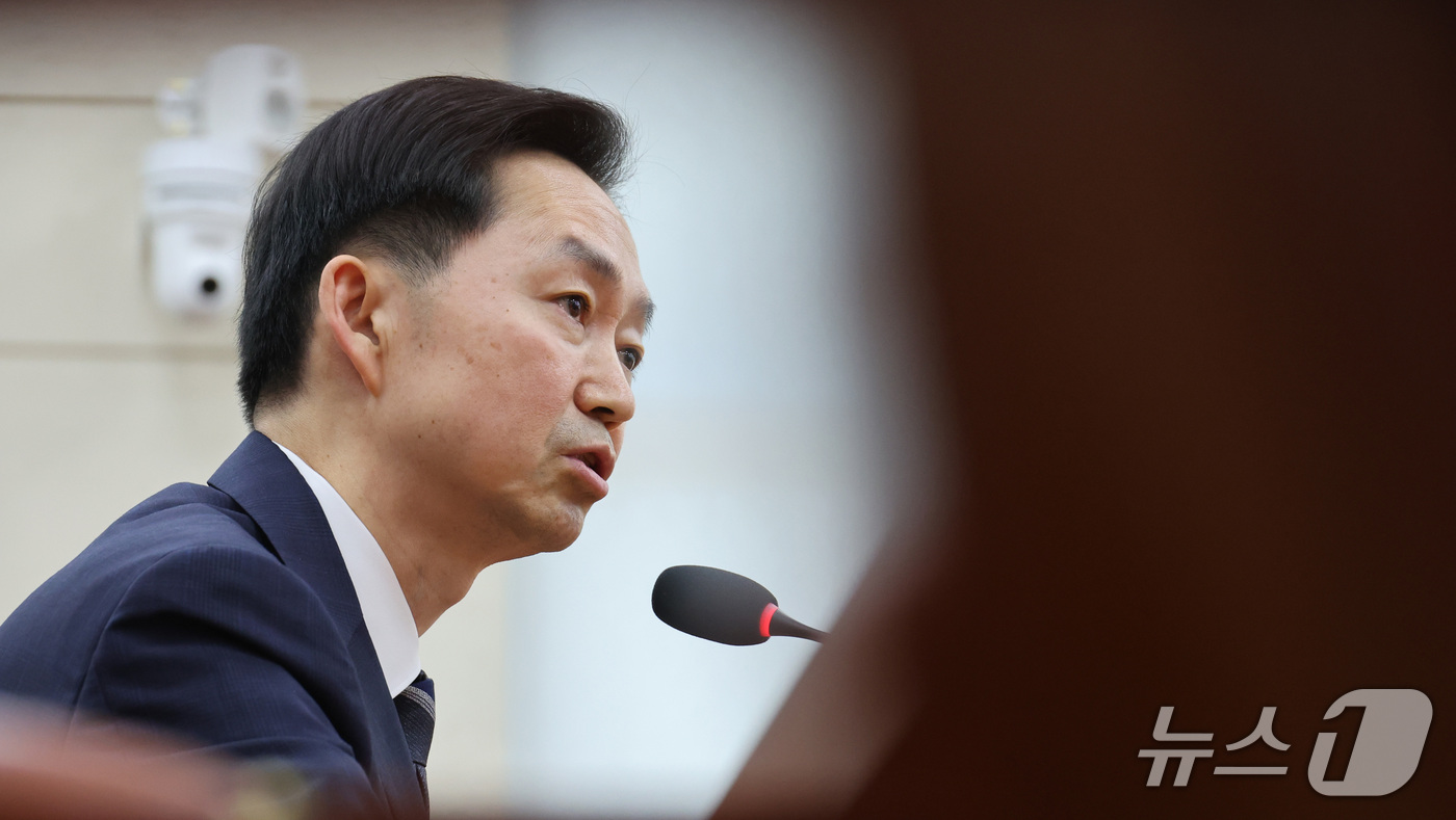(서울=뉴스1) 신웅수 기자 = 김지용 중대범죄수사청장 후보자가 14일 서울 여의도 국회에서 열린 행정안전위원회 인사청문회에서 의원 질의에 답변하고 있다. 2026.10.14/뉴스 …