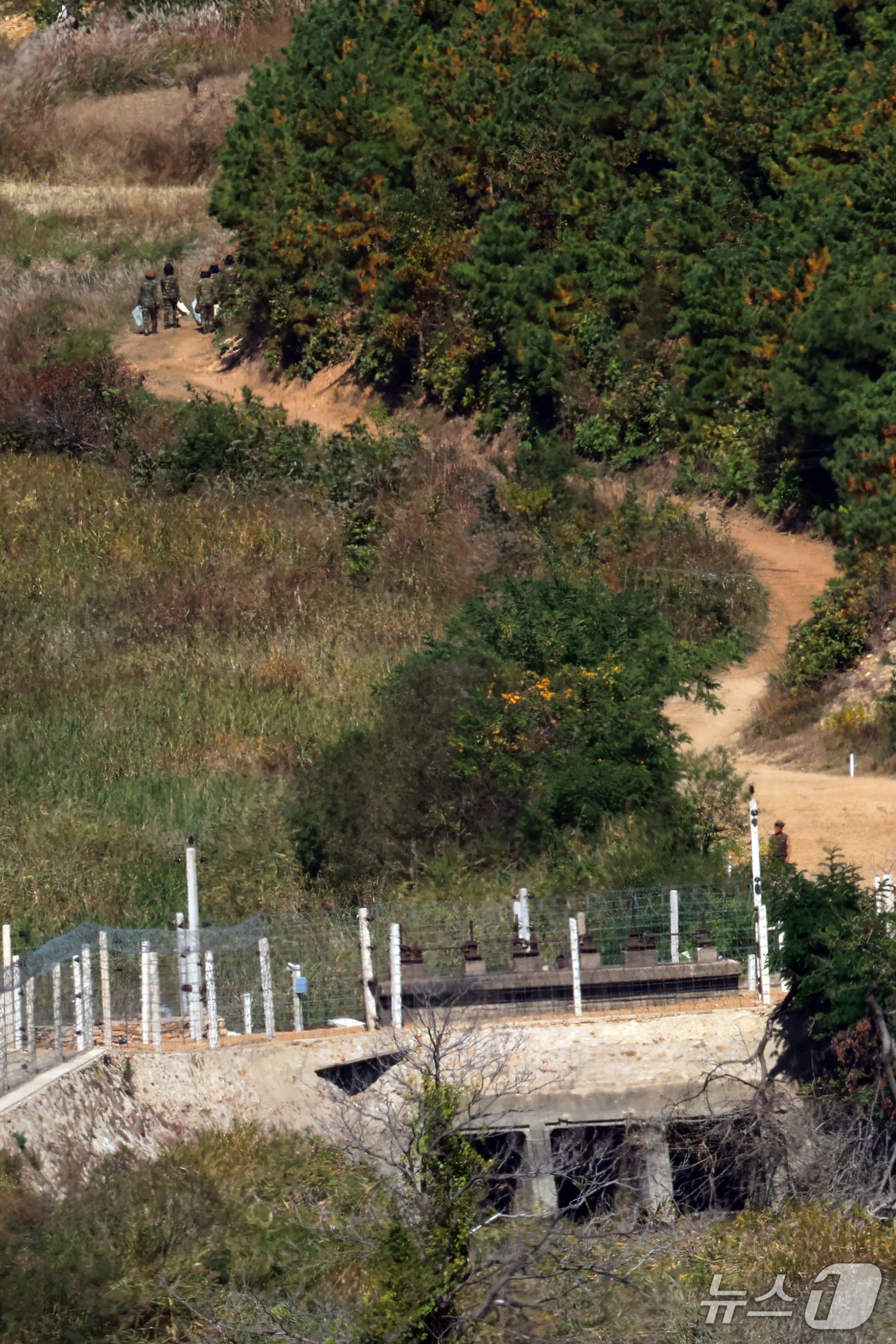(김포=뉴스1) 김명섭 기자 = 합동참모본부는 강화도 전방 북측 지역에서 지속적으로 들려오는 폭발음이 해안경계시설 보강을 위한 공사로 인한 것이라 밝혔다. 장도영 합동참모본부 공보 …