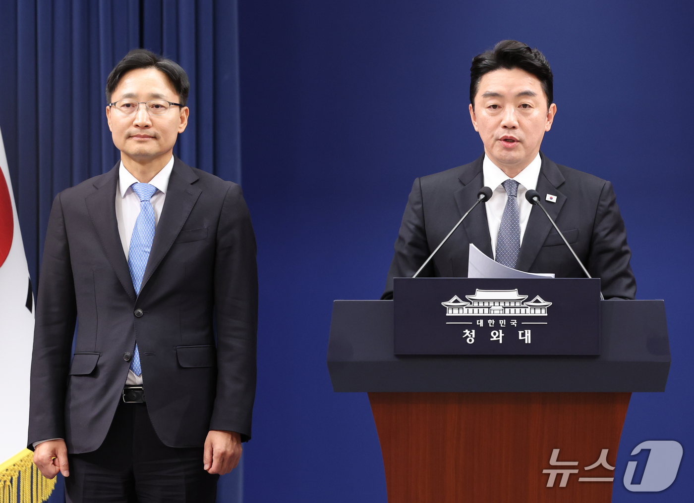 (서울=뉴스1) 허경 기자 = 강훈식 대통령비서실장이 14일 청와대 춘추관에서 신임 비서실장 임명 발표를 하고 있다. 이재명 대통령은 이날 강훈식 대통령비서실장 후임으로 임광현 국 …