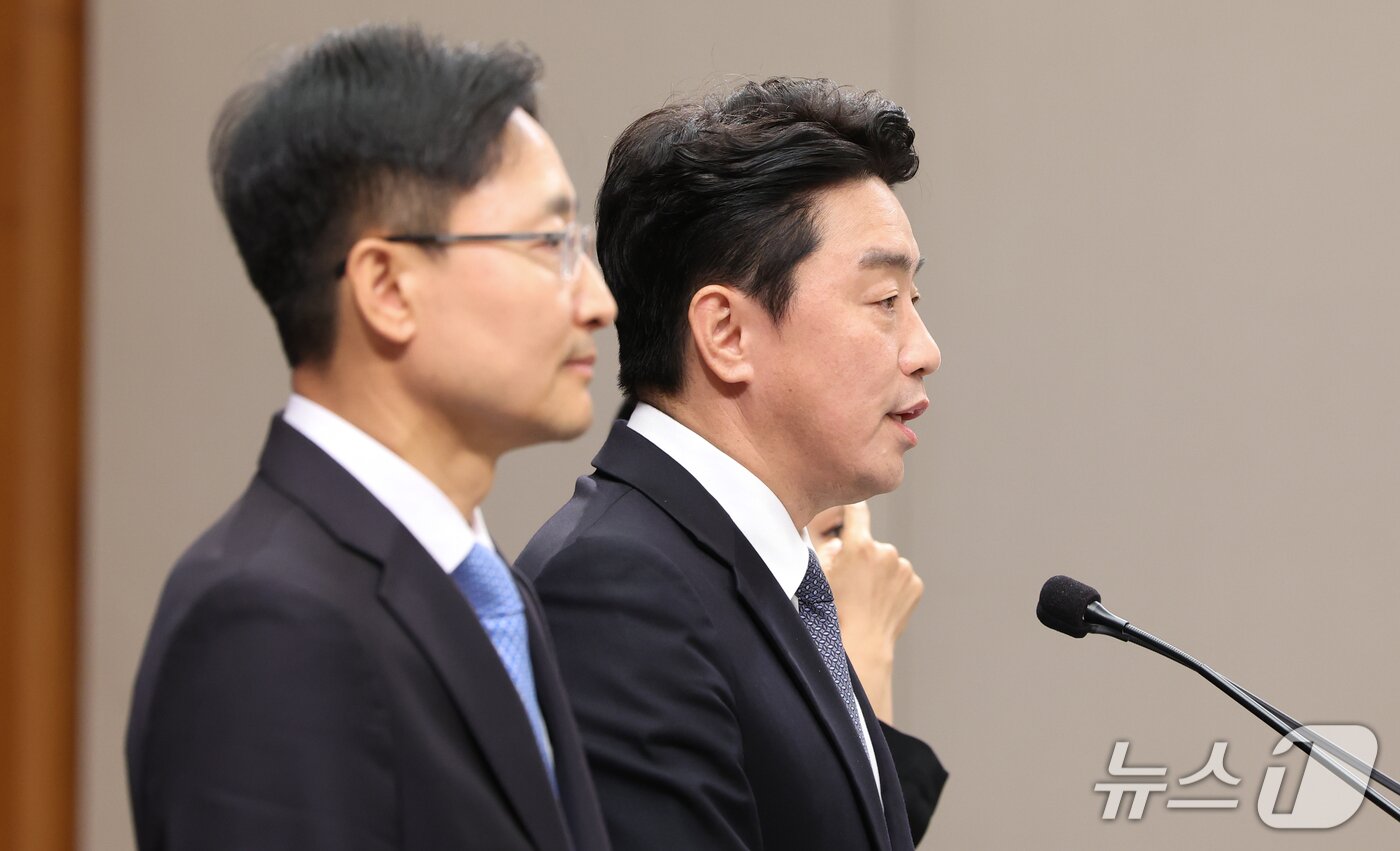 본문 이미지 - 강훈식 대통령비서실장이 14일 청와대 춘추관에서 신임 비서실장 임명 발표를 하고 있다. 이재명 대통령은 이날 강훈식 대통령비서실장 후임으로 임광현 국세청장을 임명했다. 2026.10.14 ⓒ 뉴스1 허경 기자