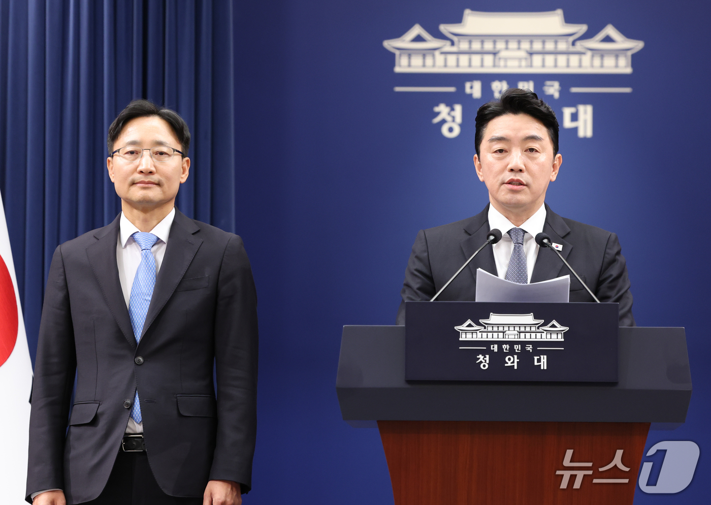 (서울=뉴스1) 허경 기자 = 강훈식 대통령비서실장이 14일 청와대 춘추관에서 신임 비서실장 임명 발표를 하고 있다. 이재명 대통령은 이날 강훈식 대통령비서실장 후임으로 임광현 국 …