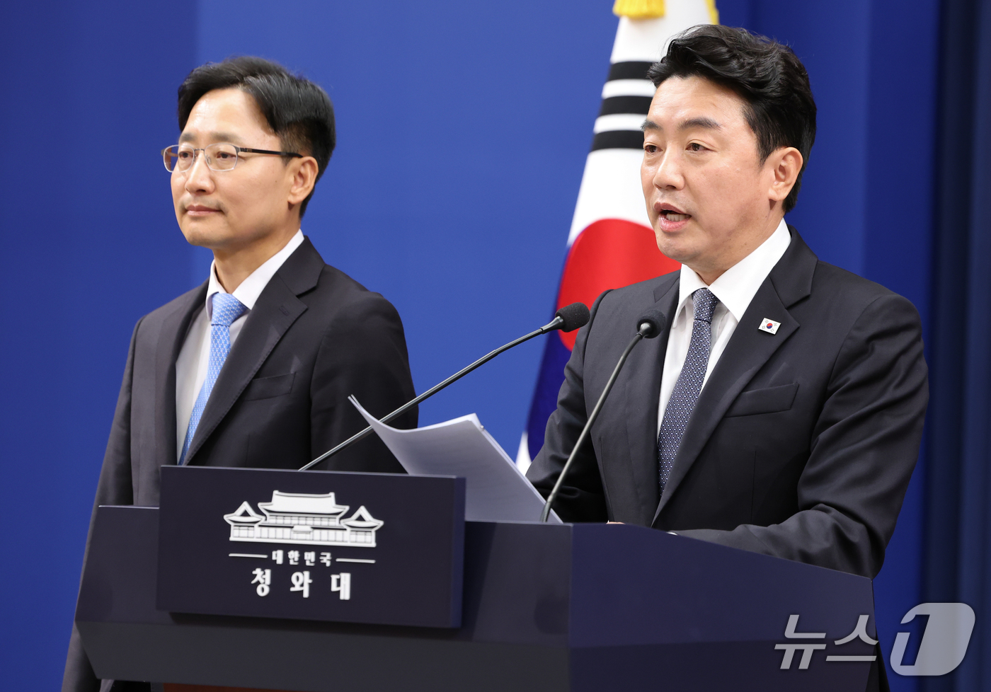 (서울=뉴스1) 허경 기자 = 강훈식 대통령비서실장이 14일 청와대 춘추관에서 신임 비서실장 임명 발표를 하고 있다. 이재명 대통령은 이날 강훈식 대통령비서실장 후임으로 임광현 국 …
