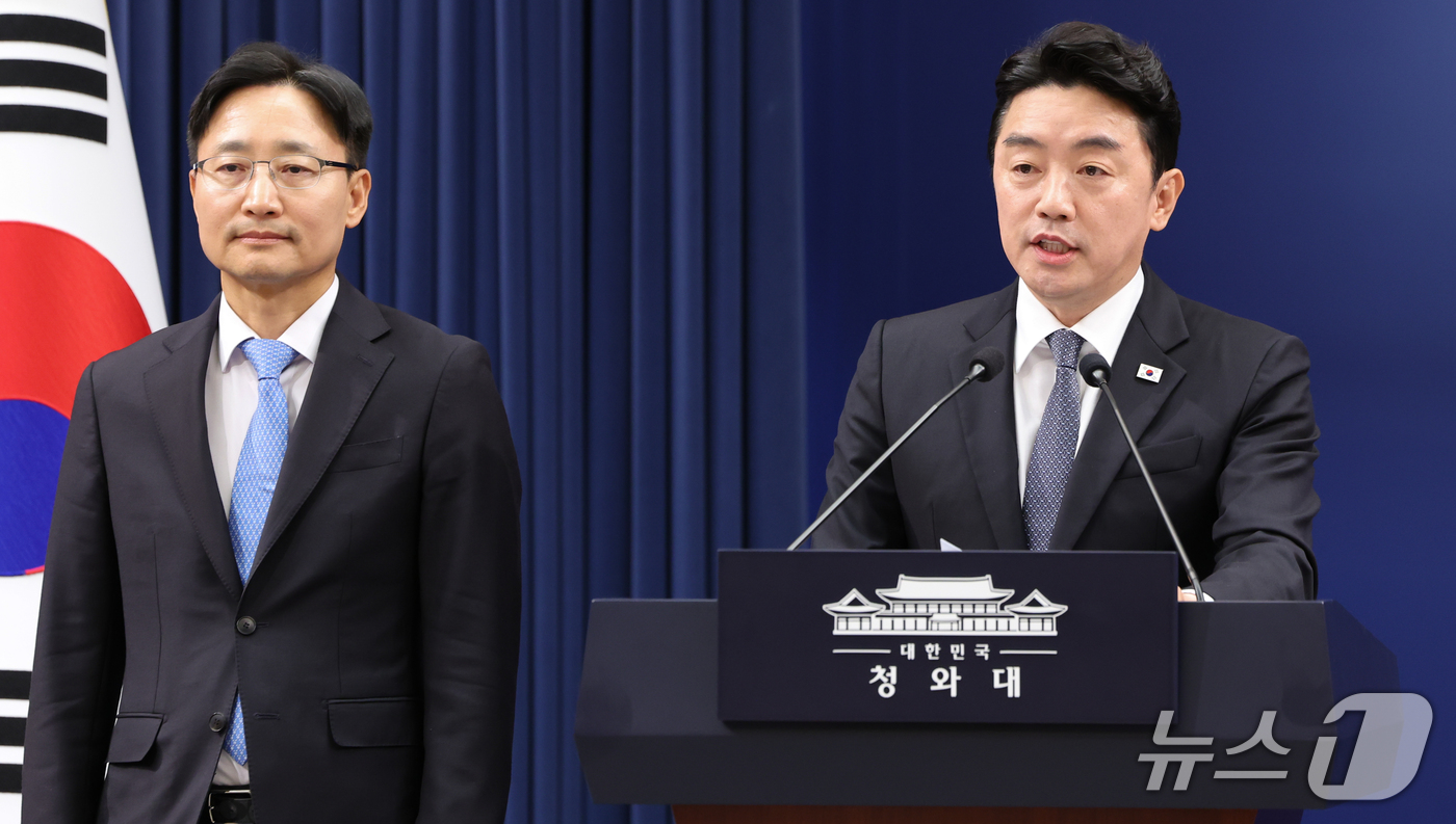 (서울=뉴스1) 허경 기자 = 강훈식 대통령비서실장이 14일 청와대 춘추관에서 신임 비서실장 임명 발표를 하고 있다. 이재명 대통령은 이날 강훈식 대통령비서실장 후임으로 임광현 국 …