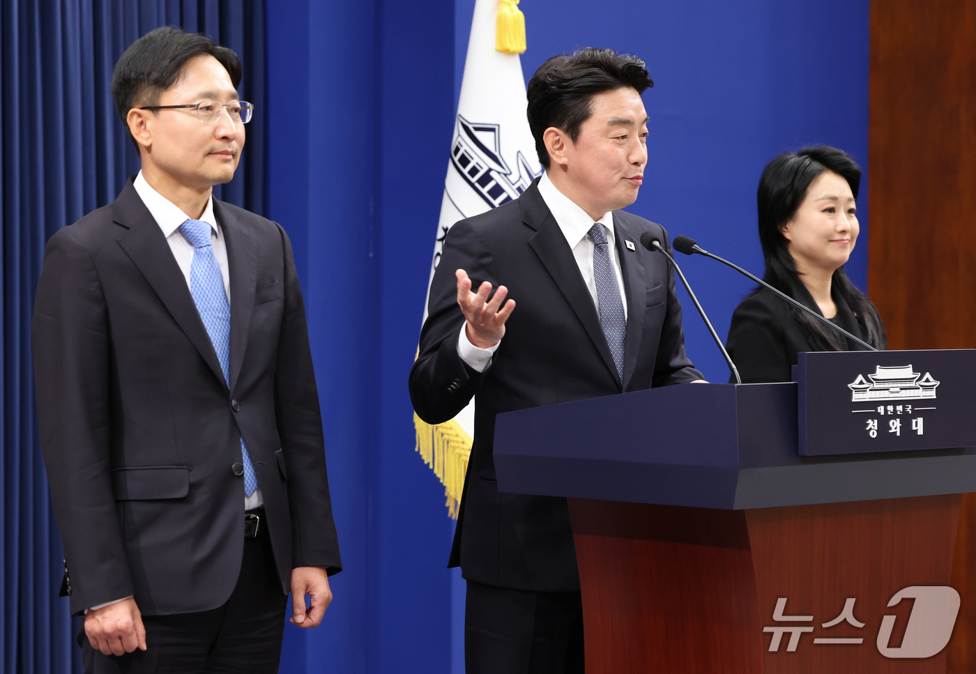 (서울=뉴스1) 허경 기자 = 강훈식 대통령비서실장이 14일 청와대 춘추관에서 신임 비서실장 임명 발표를 하고 있다. 이재명 대통령은 이날 강훈식 대통령비서실장 후임으로 임광현 국 …
