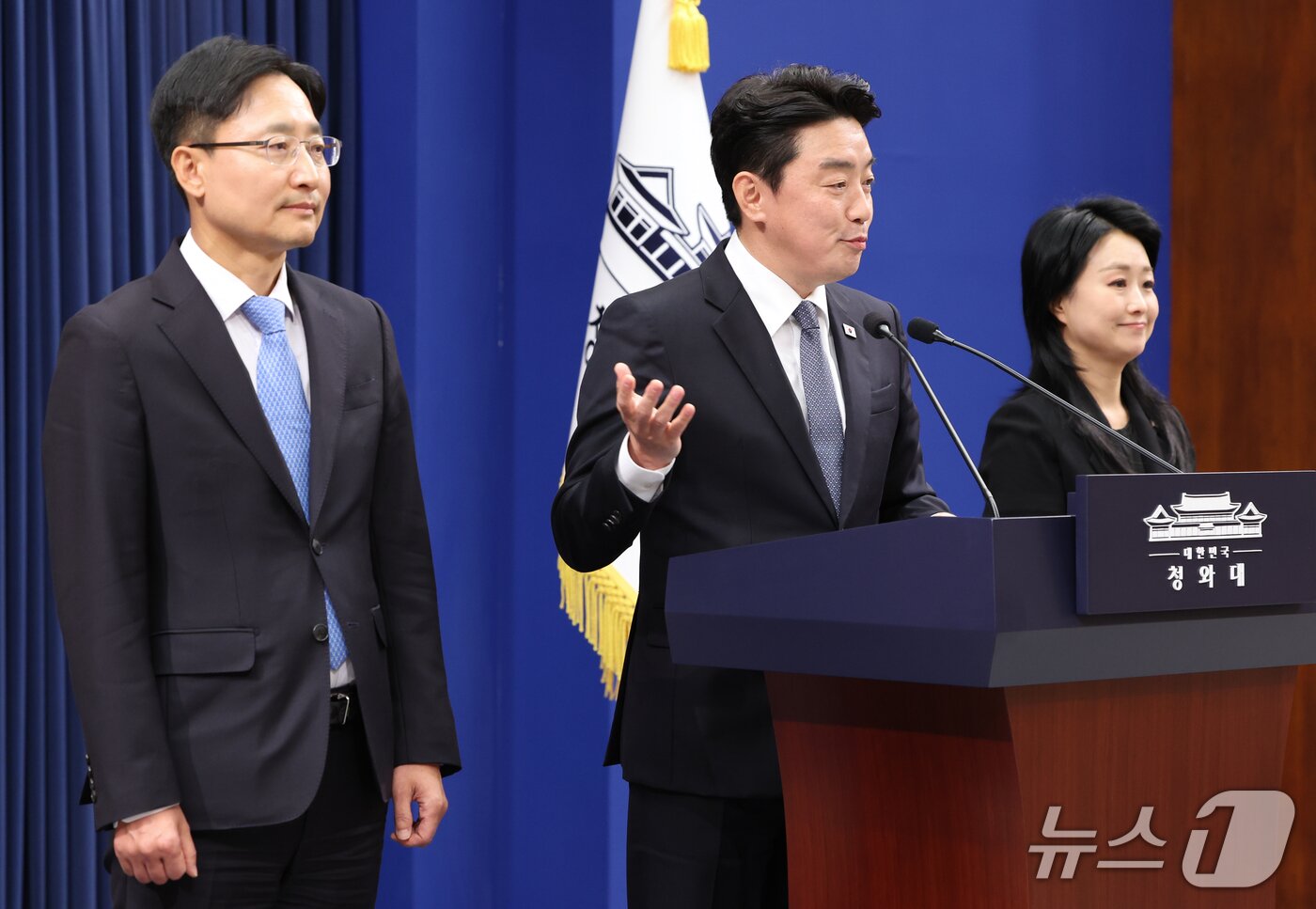 본문 이미지 - 강훈식 대통령비서실장이 14일 청와대 춘추관에서 신임 비서실장 임명 발표를 하고 있다. 이재명 대통령은 이날 강훈식 대통령비서실장 후임으로 임광현 국세청장을 임명했다. 2026.10.14 ⓒ 뉴스1 허경 기자