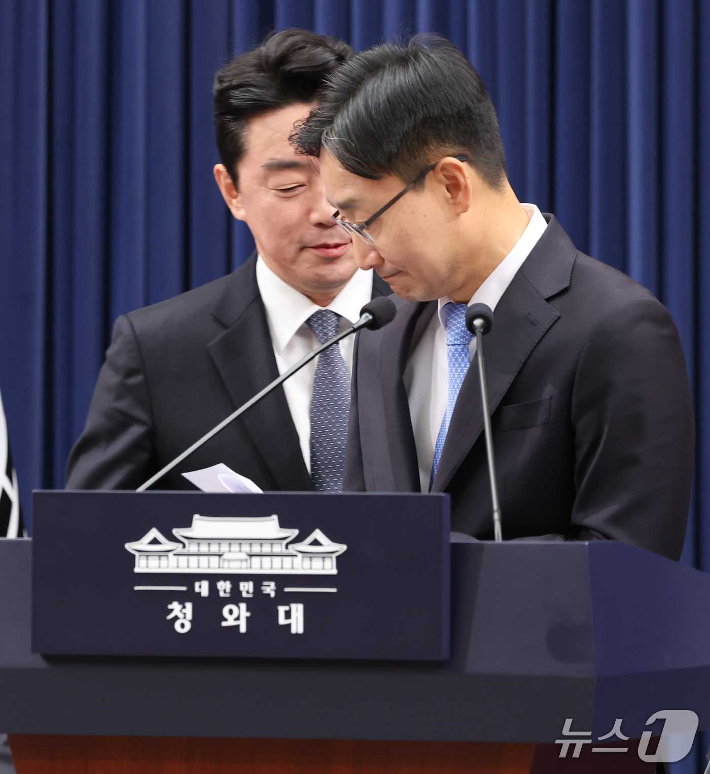 (서울=뉴스1) 허경 기자 = 임광현 신임 대통령비서실장이 14일 청와대 춘추관에서 열린 인선 발표에서 인사말을 마친 뒤 자리를 옮기고 있다. 이재명 대통령은 이날 강훈식 대통령비 …