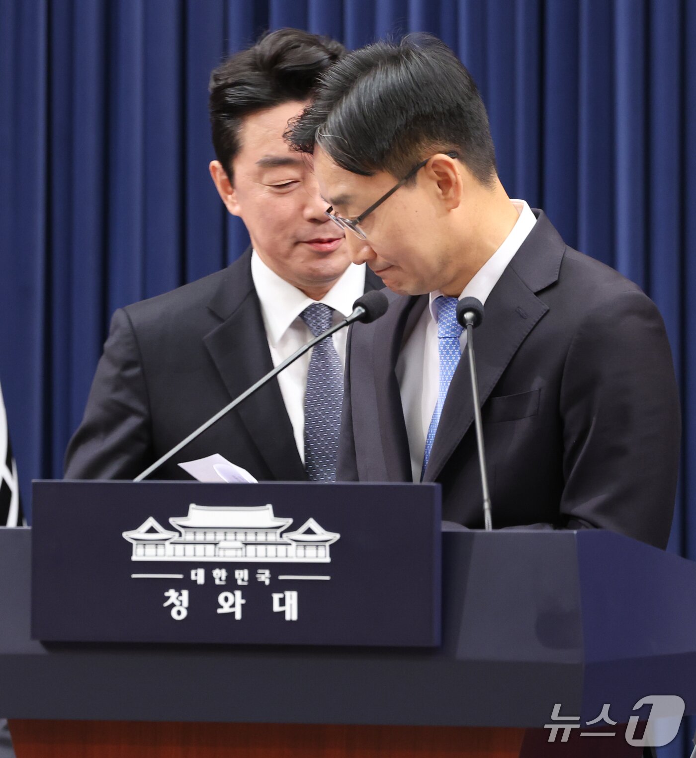 본문 이미지 - 임광현 신임 대통령비서실장이 14일 청와대 춘추관에서 열린 인선 발표에서 인사말을 마친 뒤 자리를 옮기고 있다. 이재명 대통령은 이날 강훈식 대통령비서실장 후임으로 임광현 국세청장을 임명했다. 2026.10.14 ⓒ 뉴스1 허경 기자