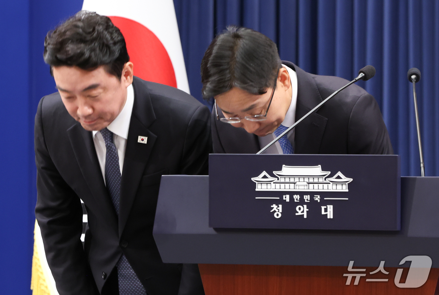 (서울=뉴스1) 허경 기자 = 임광현 신임 대통령비서실장이 14일 청와대 춘추관에서 열린 인선 발표에서 인사말을 마친 뒤 인사하고 있다. 이재명 대통령은 이날 강훈식 대통령비서실장 …