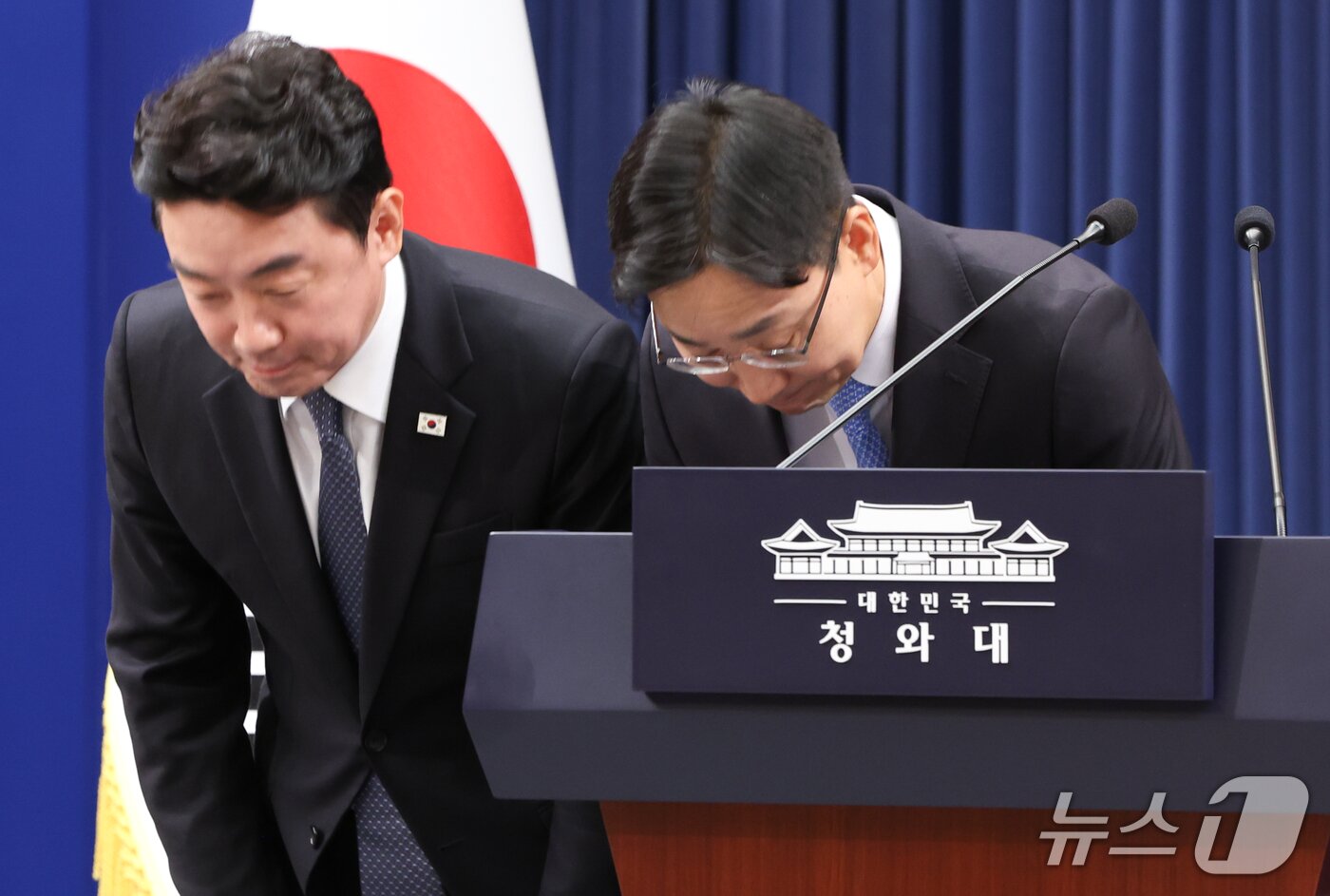 본문 이미지 - 임광현 신임 대통령비서실장이 14일 청와대 춘추관에서 열린 인선 발표에서 인사말을 마친 뒤 인사하고 있다. 이재명 대통령은 이날 강훈식 대통령비서실장 후임으로 임광현 국세청장을 임명했다. 2026.10.14 ⓒ 뉴스1 허경 기자