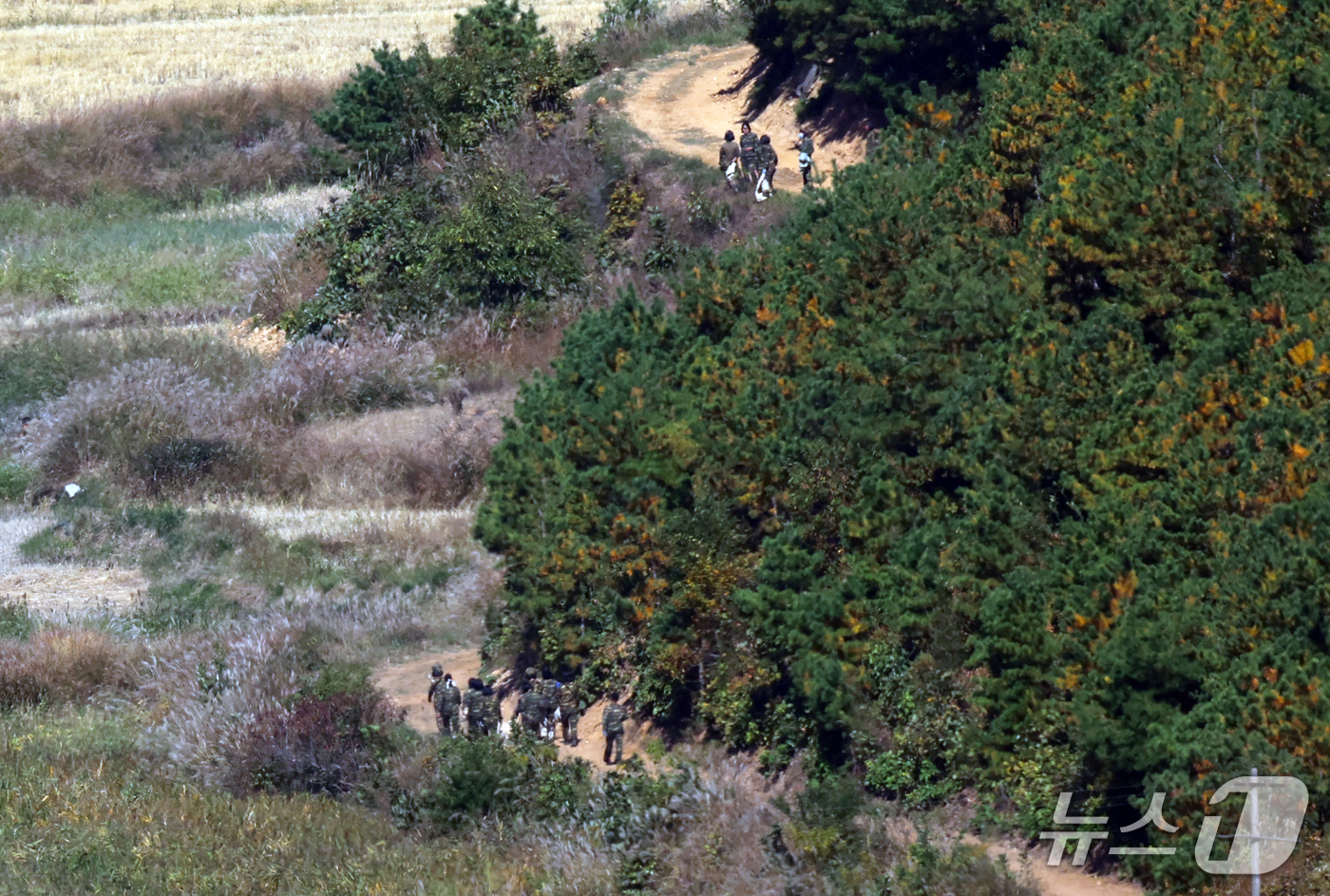 (김포=뉴스1) 김명섭 기자 = 합동참모본부는 강화도 전방 북측 지역에서 지속적으로 들려오는 폭발음이 해안경계시설 보강을 위한 공사로 인한 것이라 밝혔다. 장도영 합동참모본부 공보 …