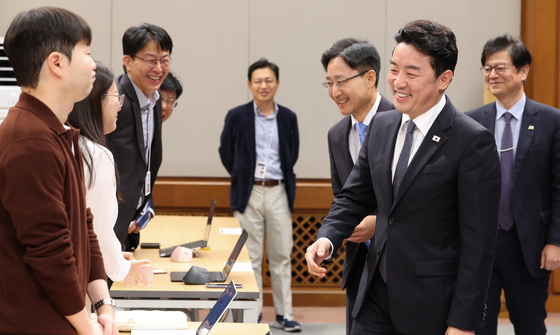 기자들과 인사하는 강훈식 비서실장과 임광현 신임 비서실장