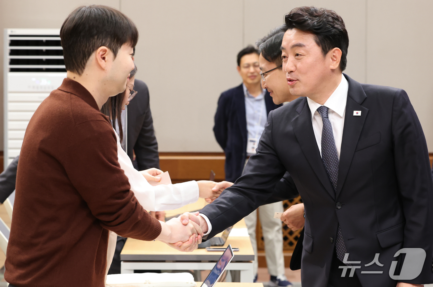 (서울=뉴스1) 허경 기자 = 강훈식 대통령비서실장과 임광현 신임 비서실장이 14일 청와대 춘추관에서 열린 인선 발표를 마친 뒤 기자들과 인사하고 있다. 이재명 대통령은 이날 강훈 …