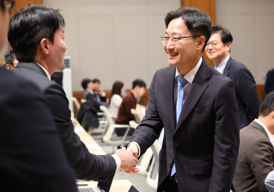 기자들과 인사하는 임광현 신임 대통령비서실장